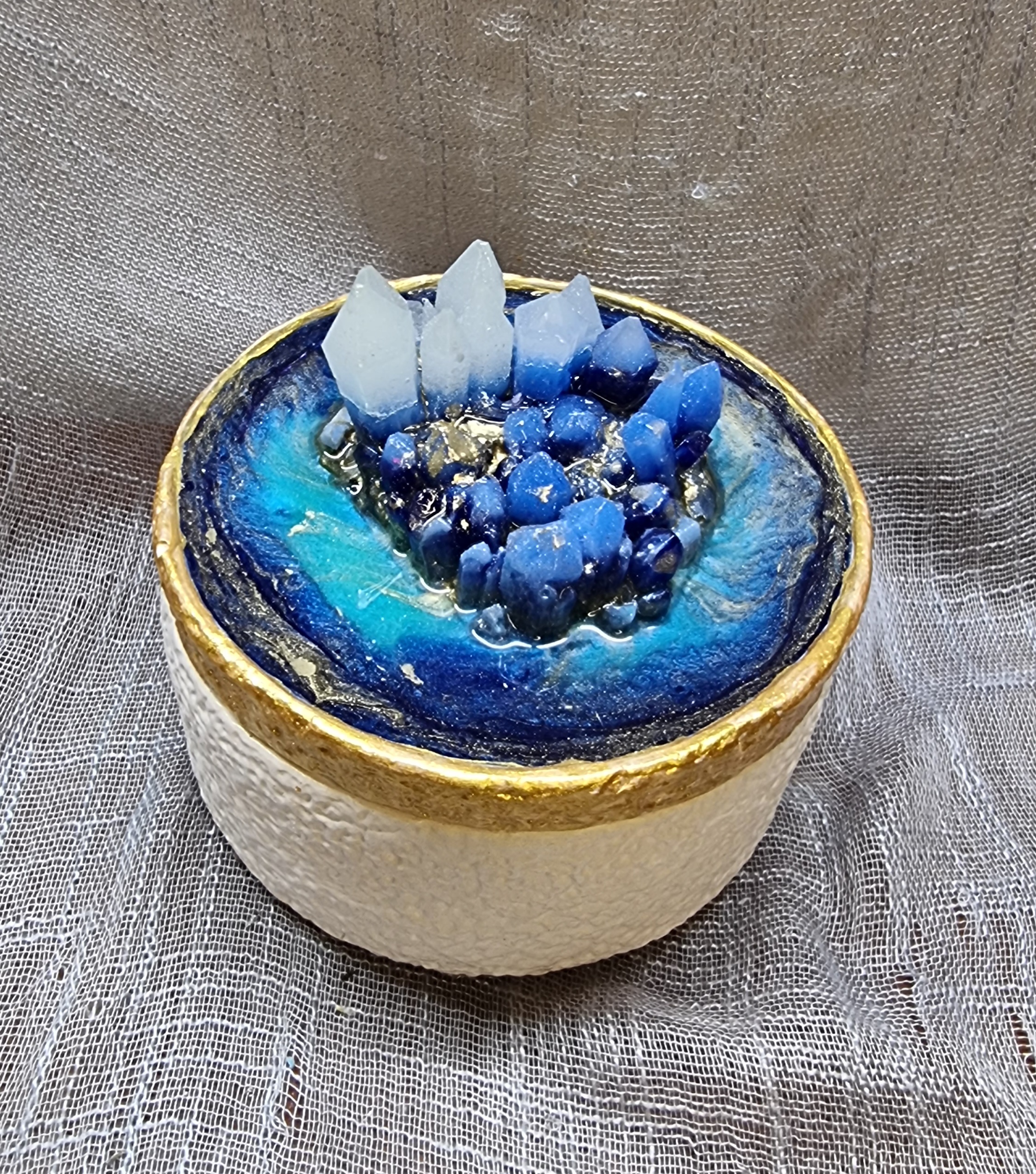 Big-size scented candle with special epoxy-resin coated luminescent lid