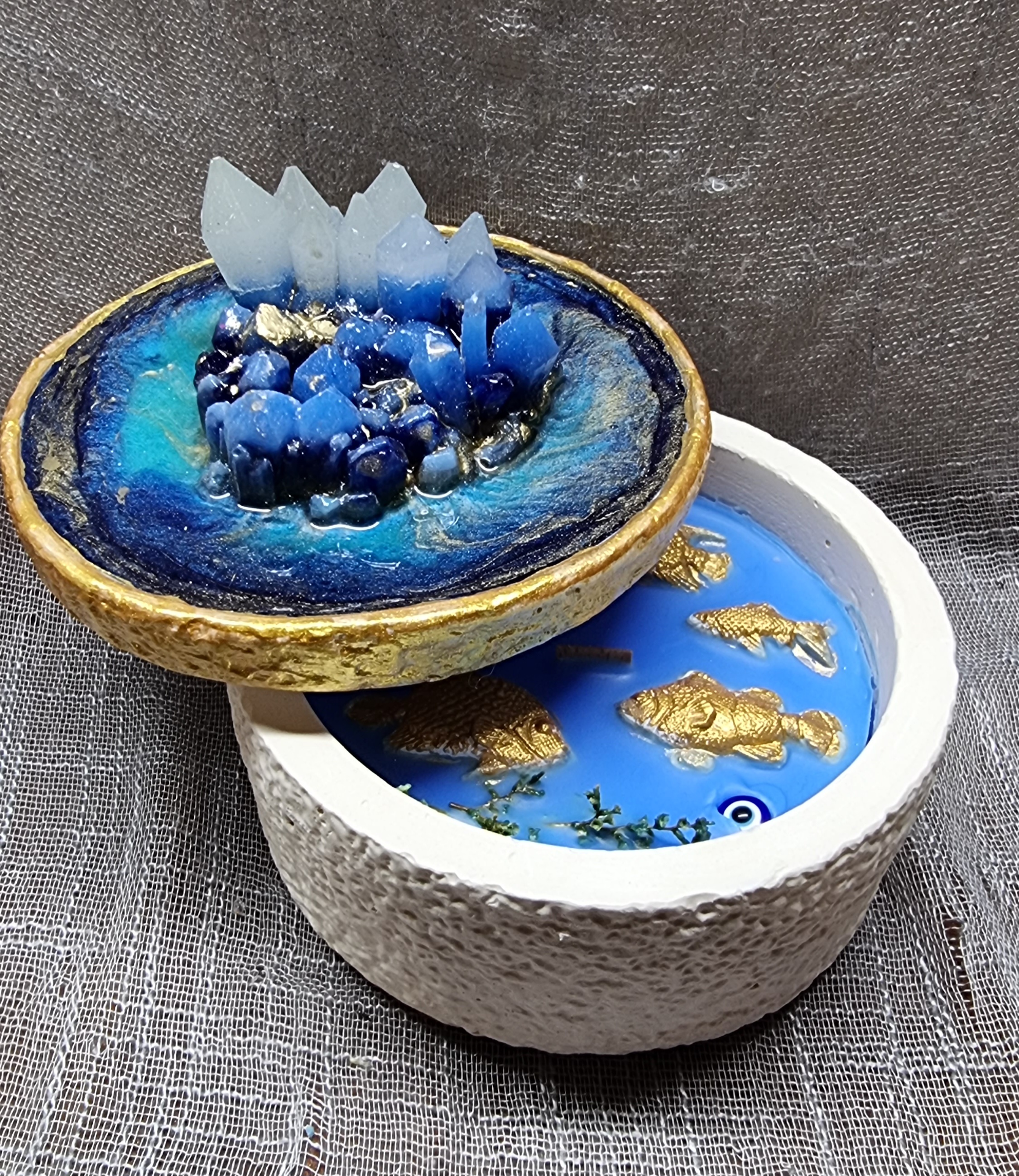 Big-size scented candle with special epoxy-resin coated luminescent lid