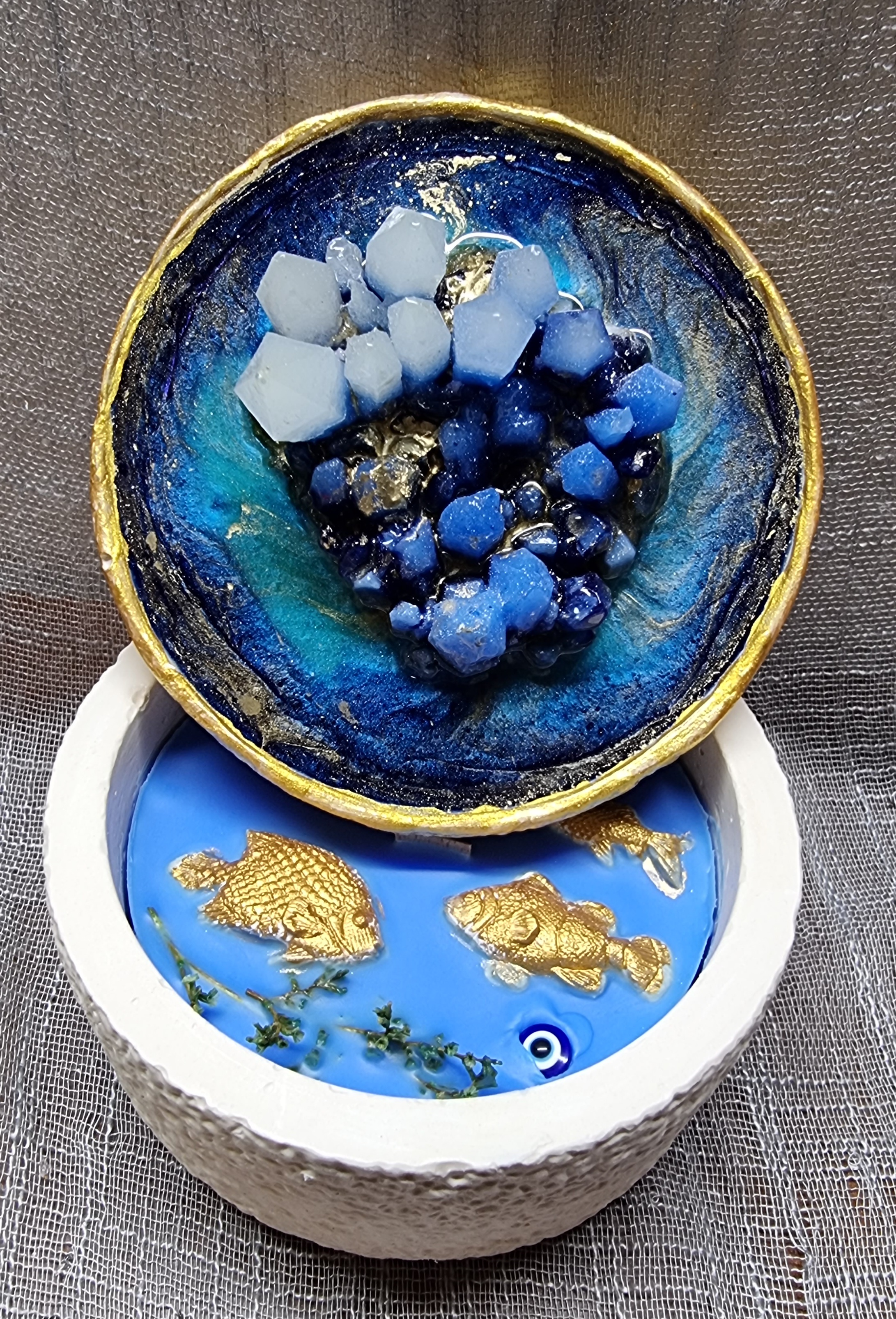 Big-size scented candle with special epoxy-resin coated luminescent lid