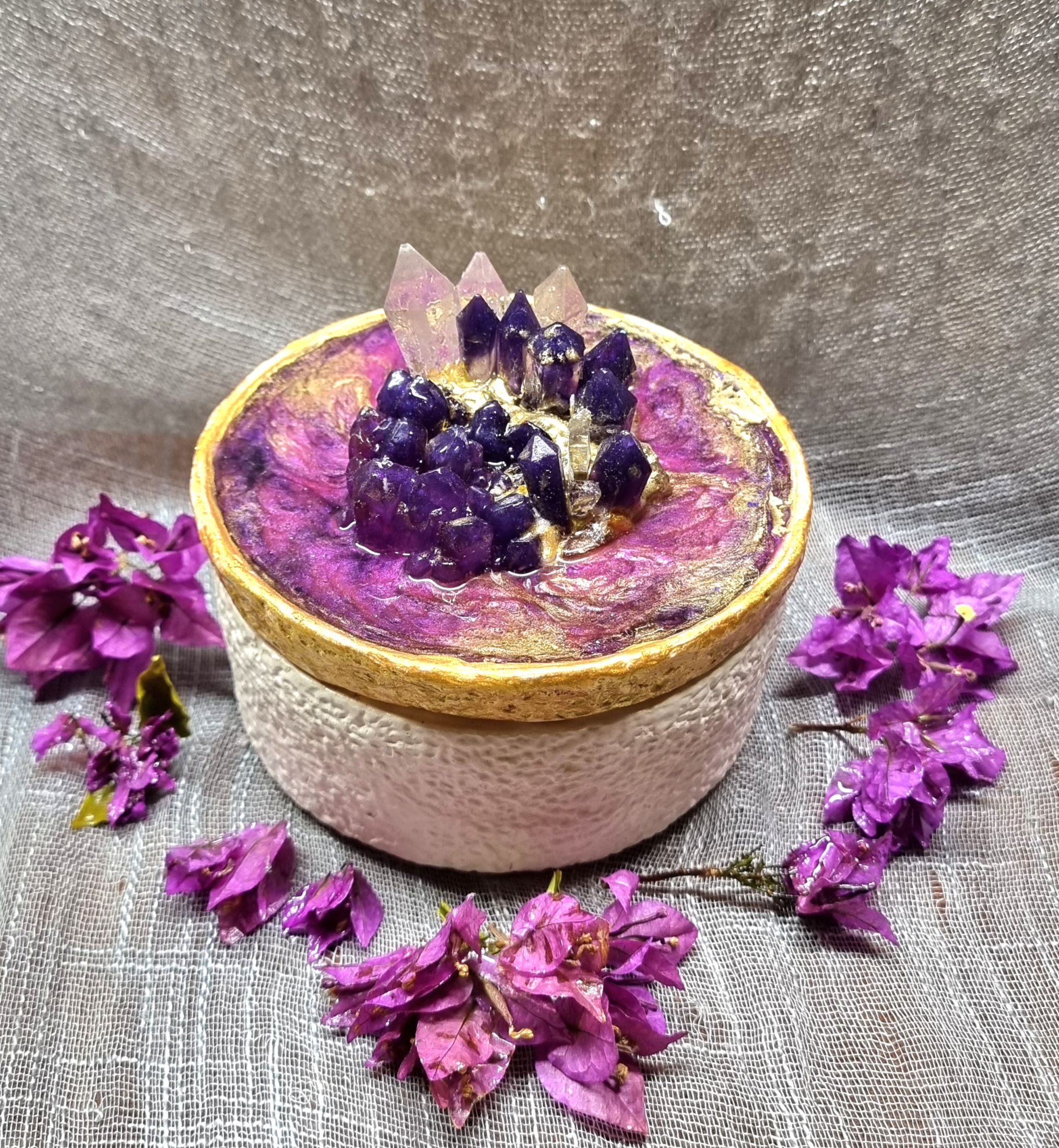 Big-size scented candle with special epoxy-resin coated lid with artificial amethyst