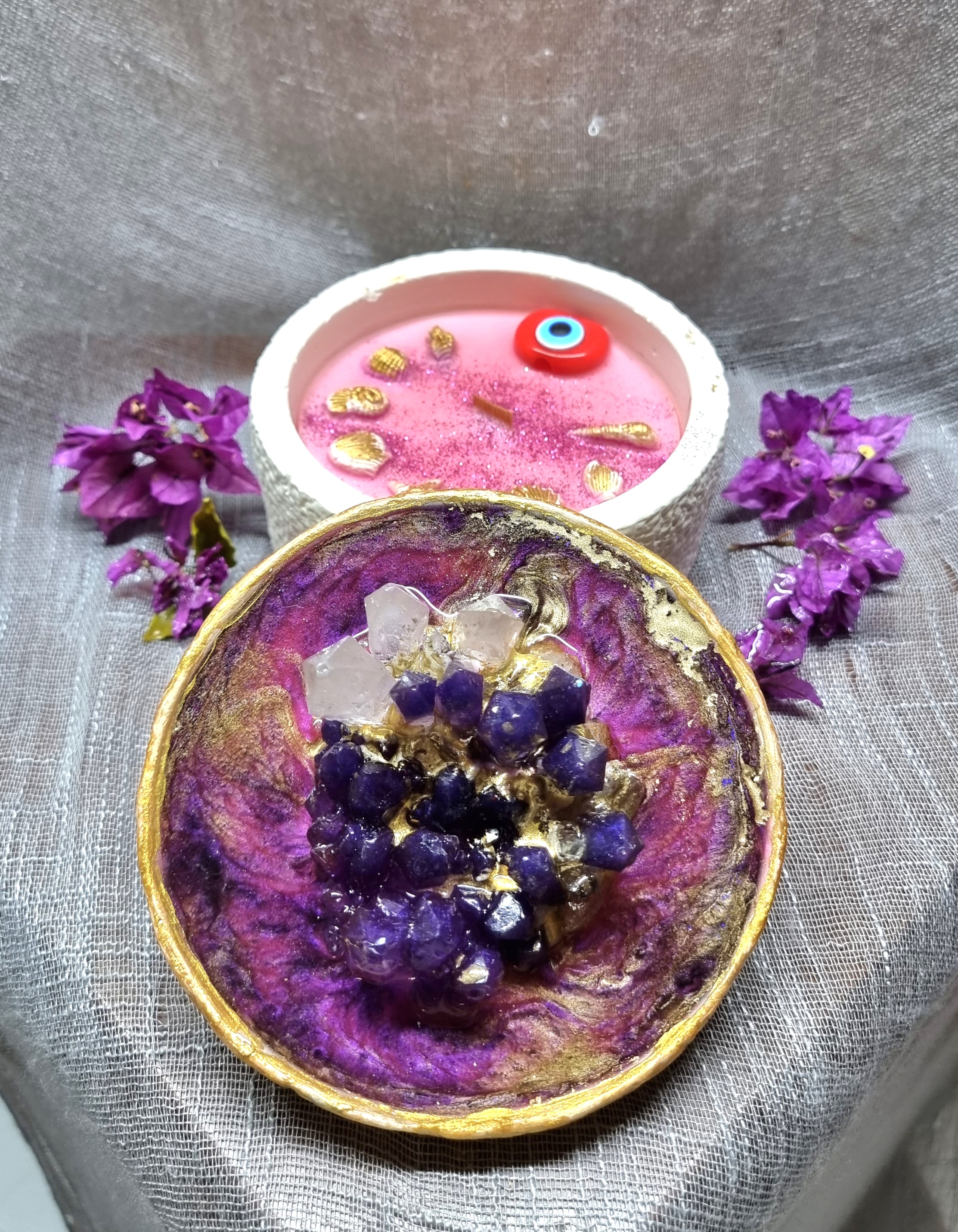 Big-size scented candle with special epoxy-resin coated lid with artificial amethyst