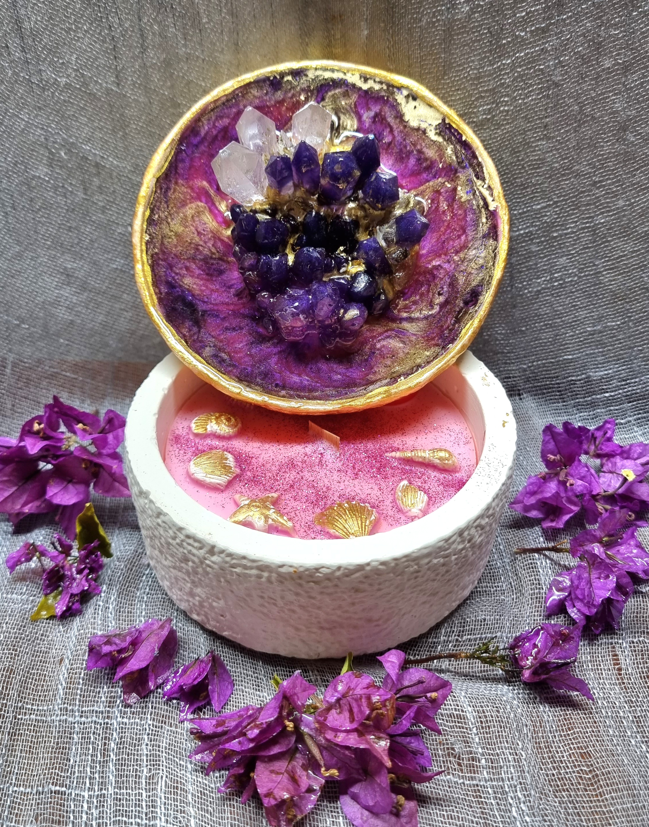 Big-size scented candle with special epoxy-resin coated lid with artificial amethyst