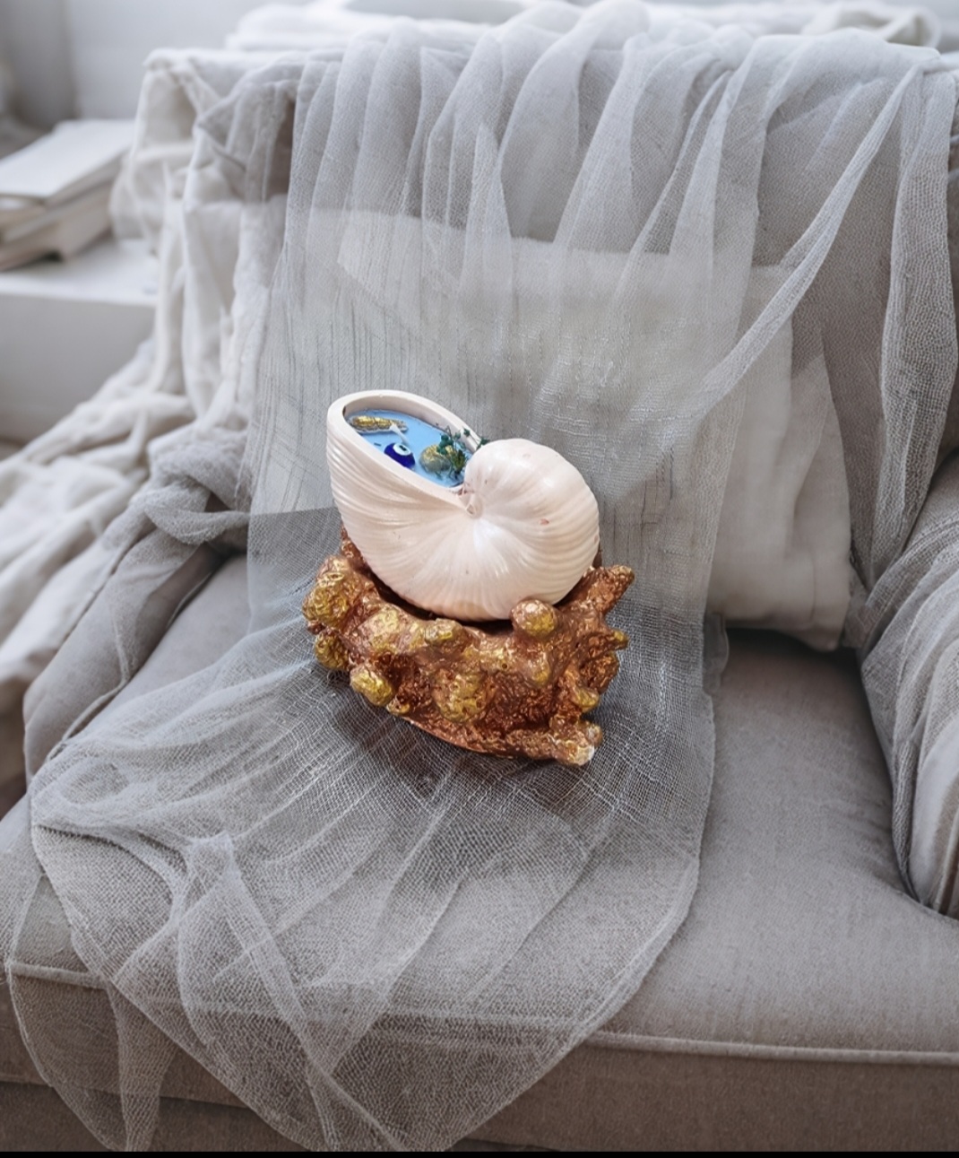 Big-size seashell on coral (sea freshness scent)