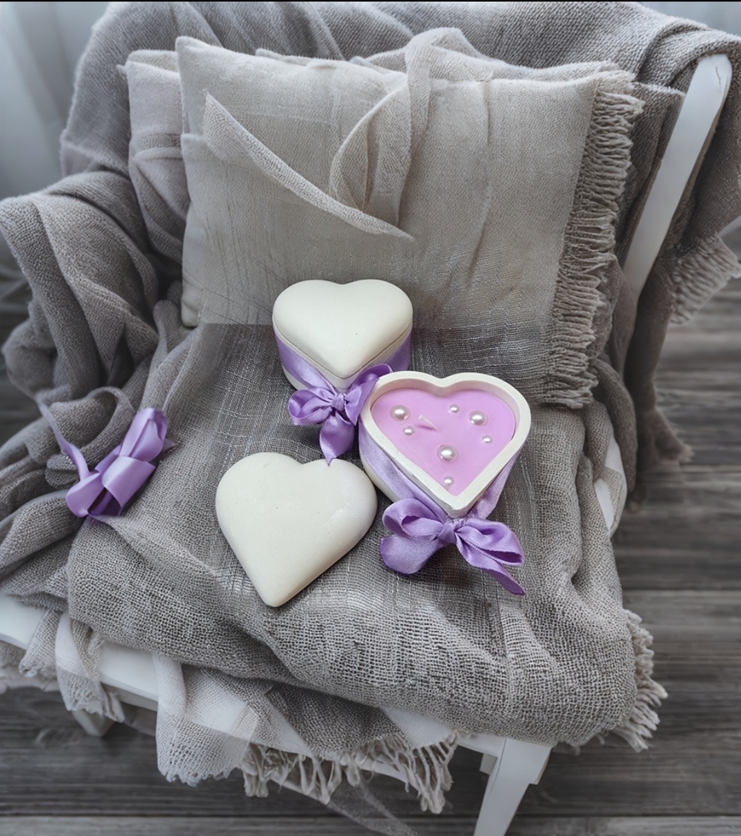 Scented heart-shaped candle with pink wax (strawberry scented)