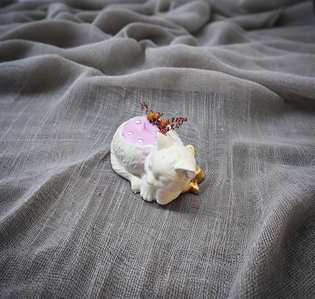 Pink candle in a cat-shaped container (mora-mora scented)