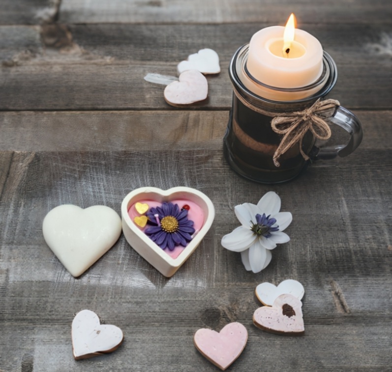 Scented heart-shaped candle with purple chamomile (peach scented)