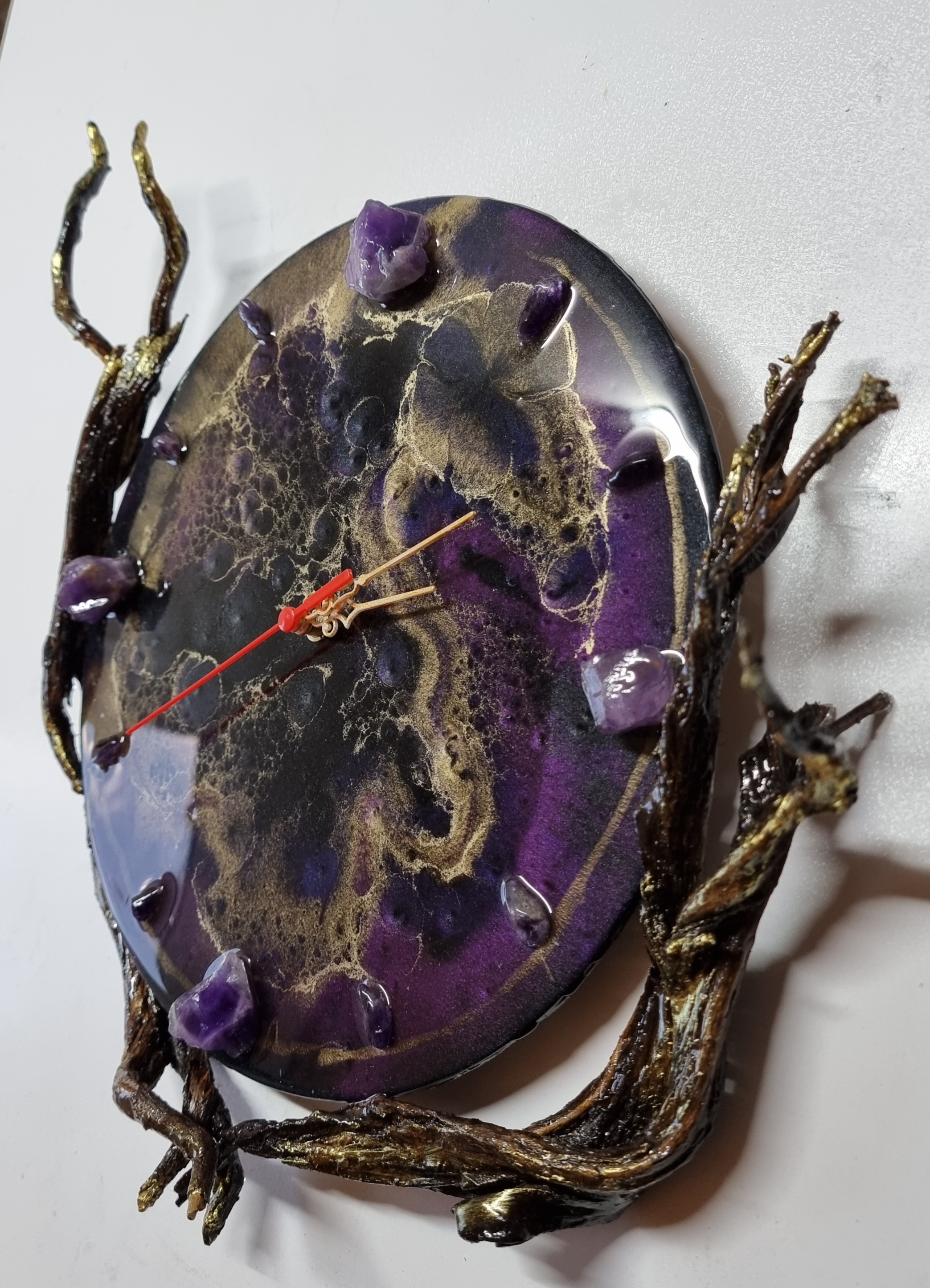 Designer-made one-of-a-kind epoxy-resin coated wall clock adorned with natural amethysts. Diameter: 30 cm.