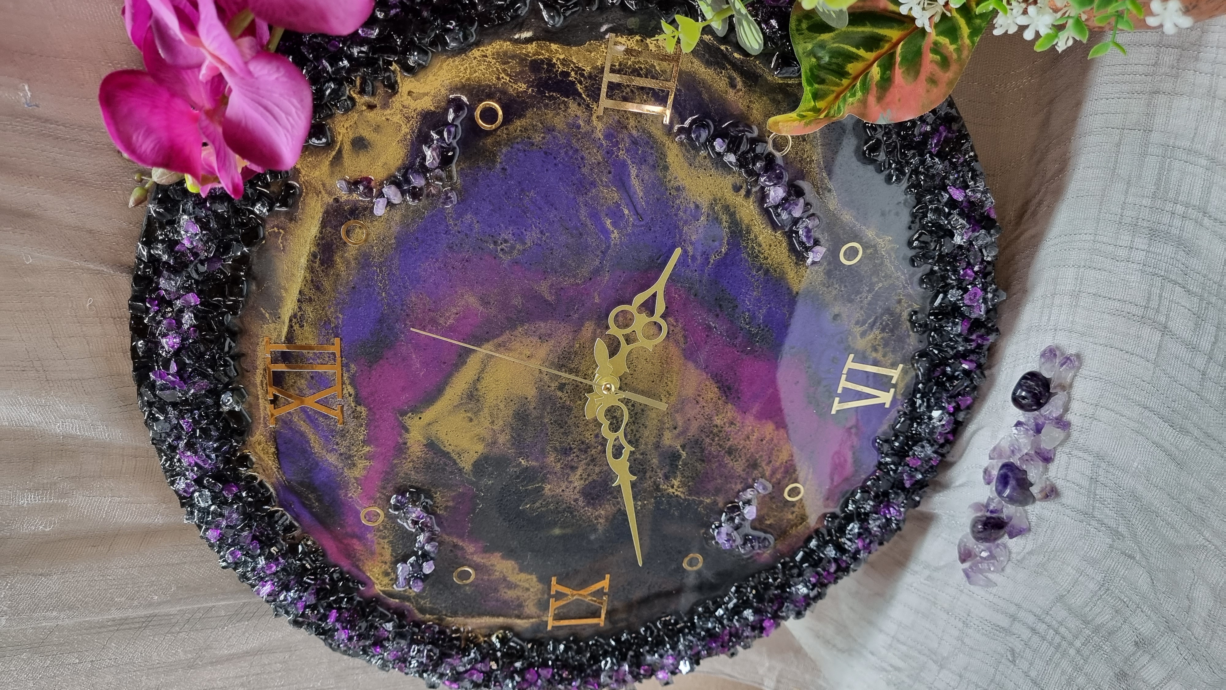 Amethyst-coloured epoxy-resin coated clock featuring natural amethysts and Roman numbers. Size (diameter) ranges from 14 to 23,8 inches. 