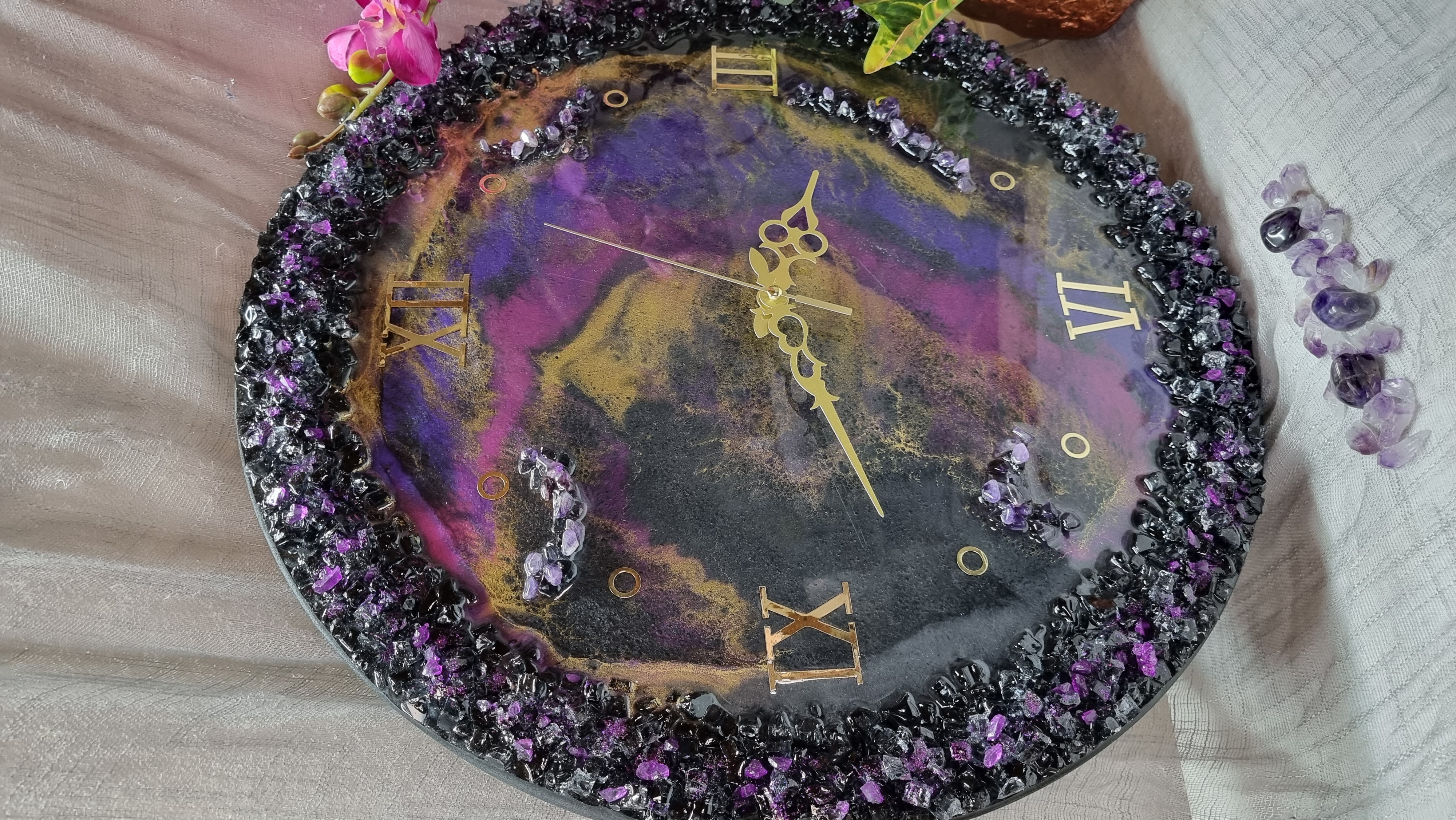 Amethyst-coloured epoxy-resin coated clock featuring natural amethysts and Roman numbers. Size (diameter) ranges from 14 to 23,8 inches. 