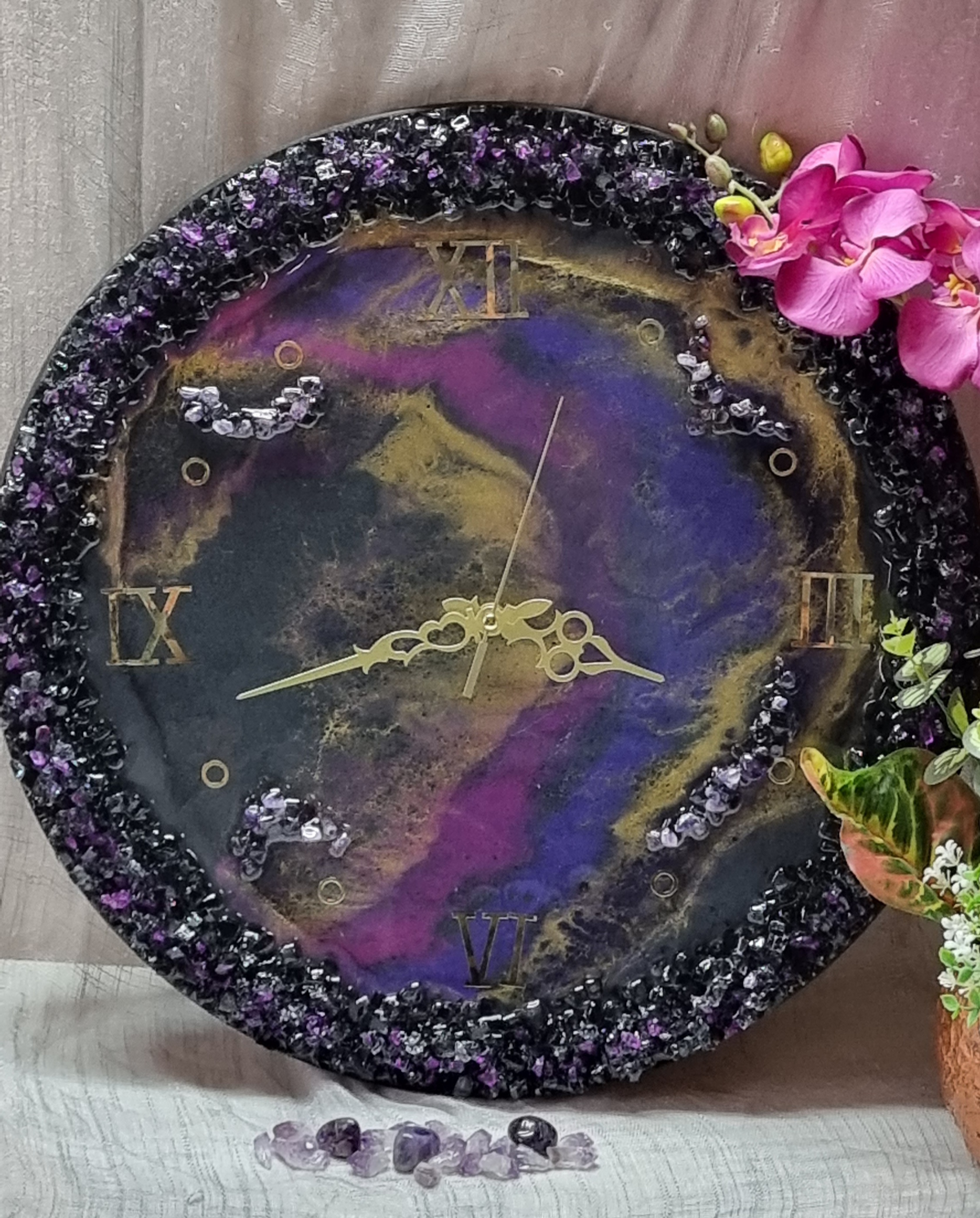 Amethyst-coloured epoxy-resin coated clock featuring natural amethysts and Roman numbers. Size (diameter) ranges from 14 to 23,8 inches.