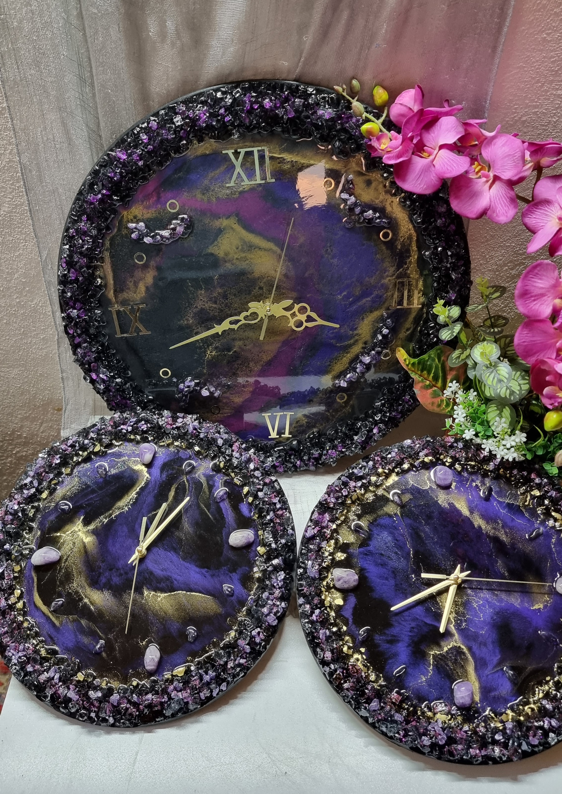 Amethyst-coloured epoxy-resin coated clock featuring natural amethysts and Roman numbers. Size (diameter) ranges from 14 to 23,8 inches. 