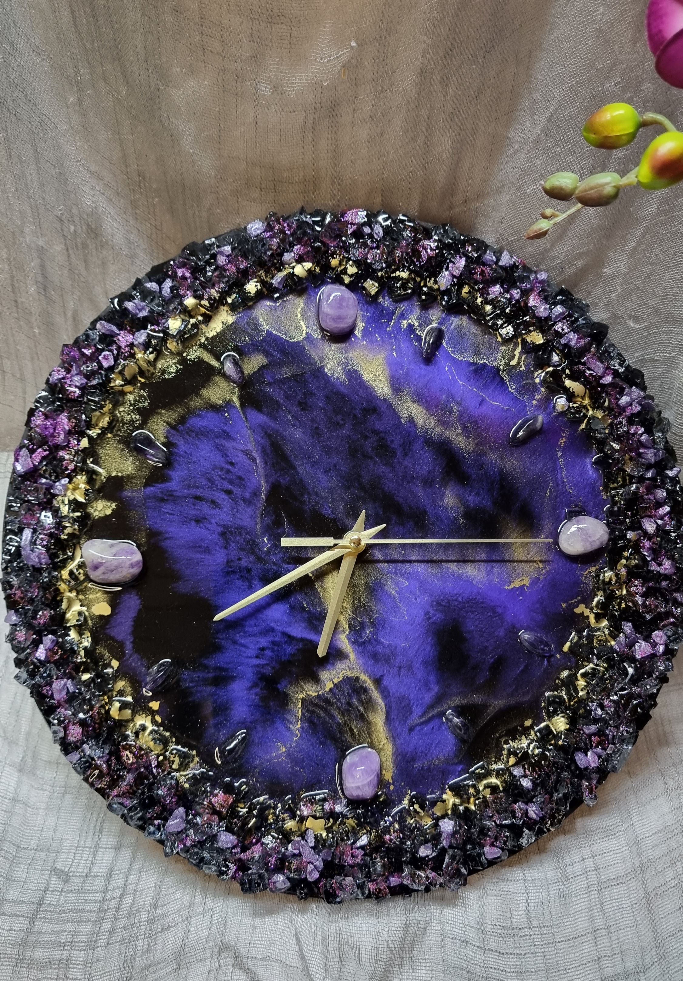 Dark-purple-coloured epoxy-resin coated wall clock featuring natural amethysts. Diameters range from 14 to 23,8 inches.