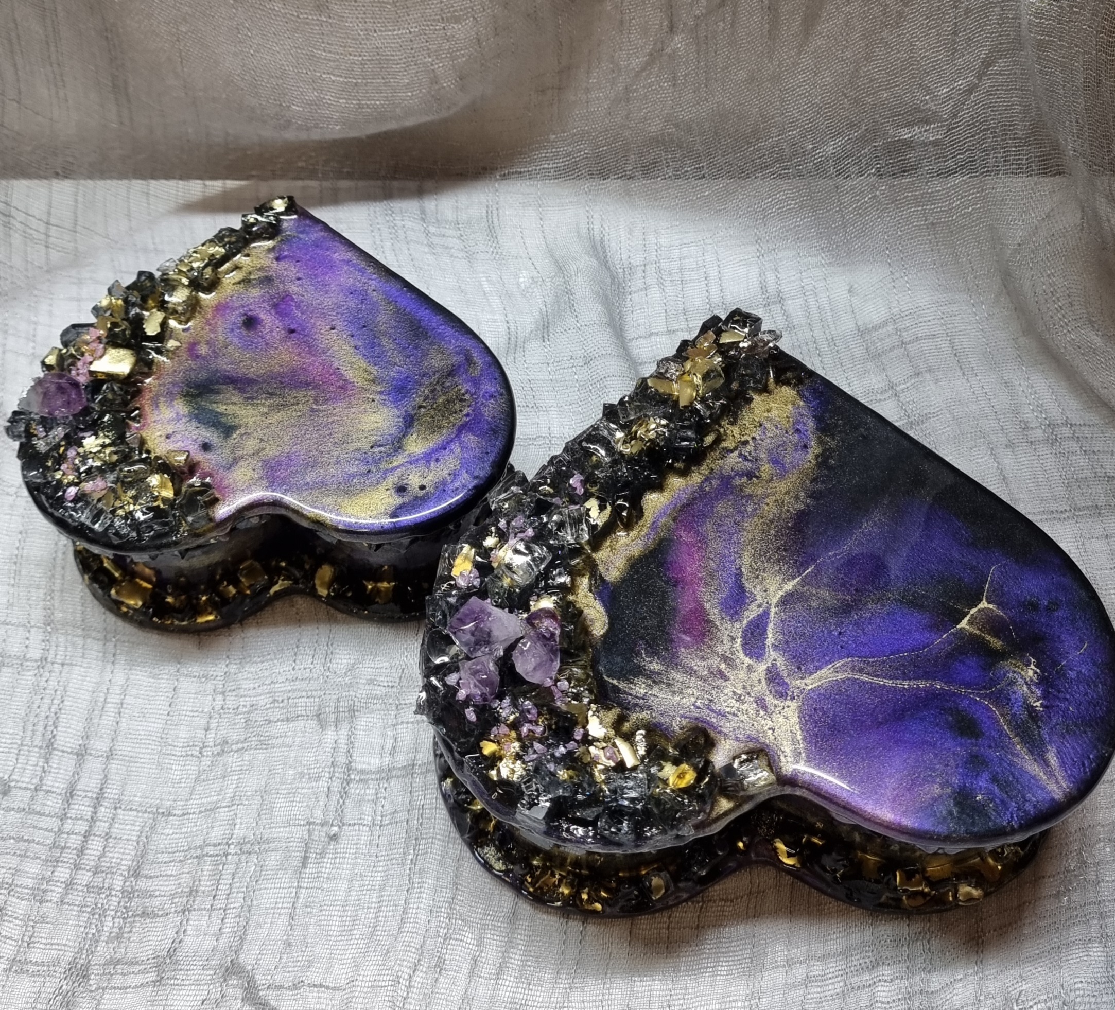 Heart-shaped dark-purple-coloured epoxy-resin coated jewelry box adorned with natural amethysts