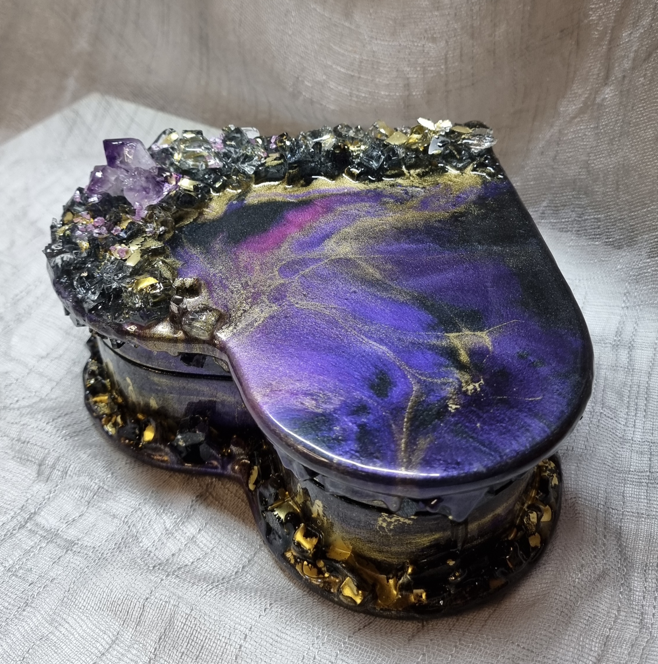 Heart-shaped dark-purple-coloured epoxy-resin coated jewelry box adorned with natural amethysts