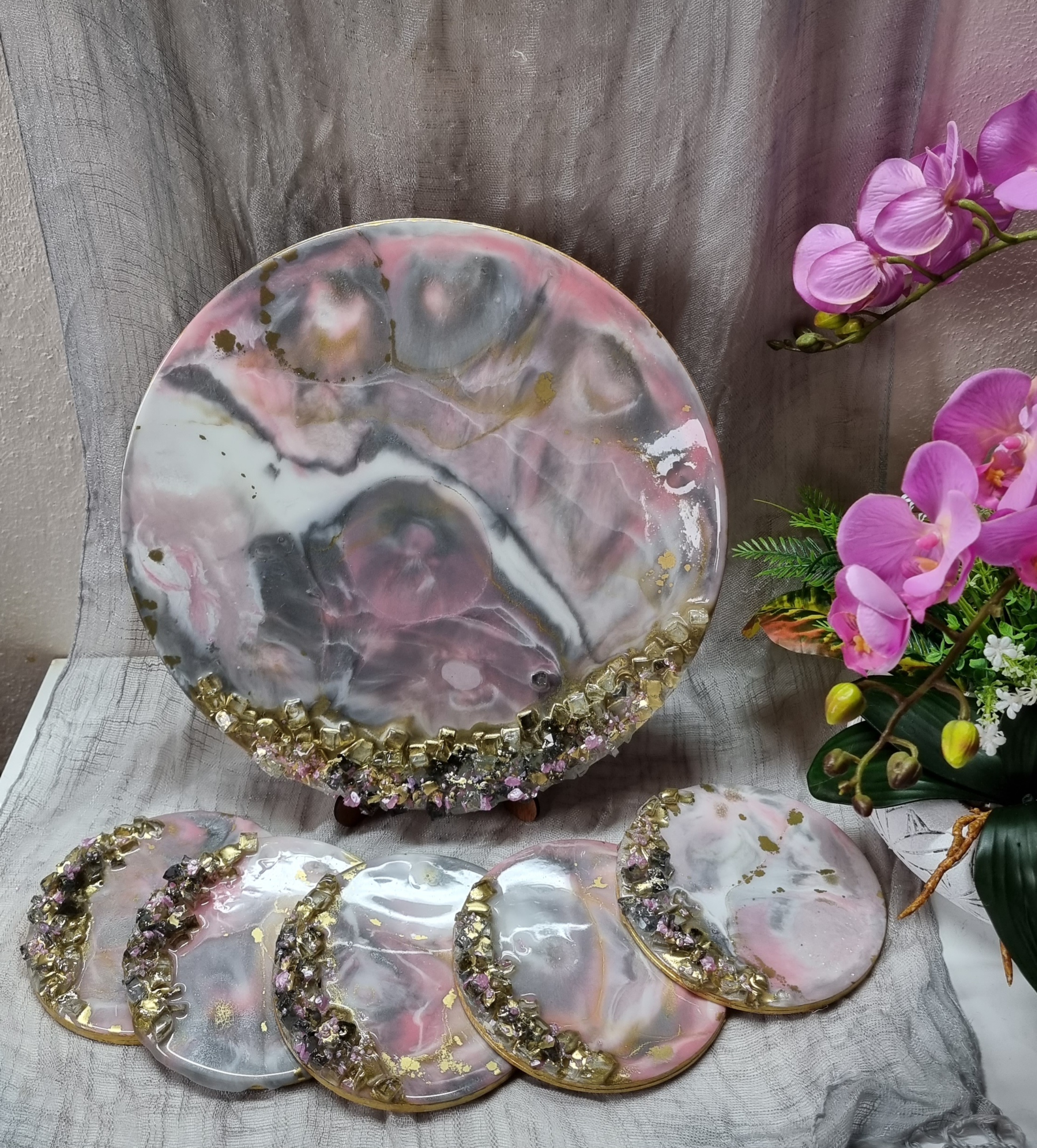 Set of epoxy-resin coated articles: tray with 5 coasters