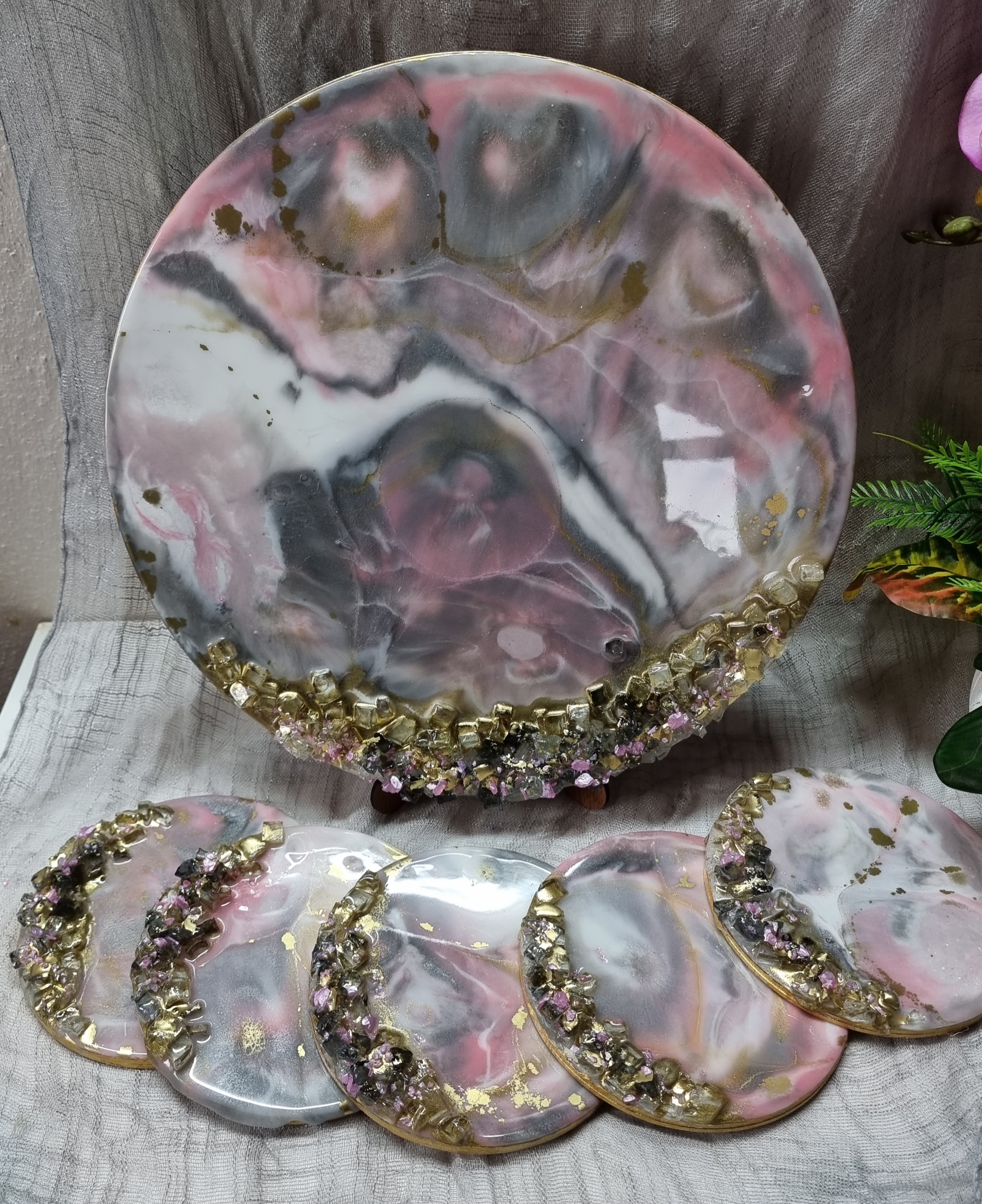 Set of epoxy-resin coated articles: tray with 5 coasters