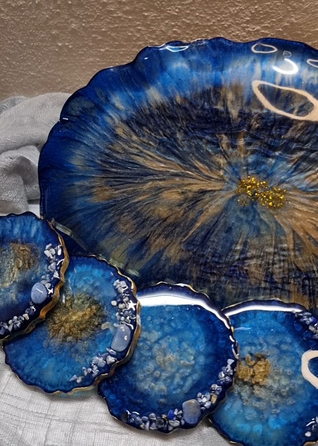 Set of dark-blue epoxy-resin articles: tray with 6 coasters