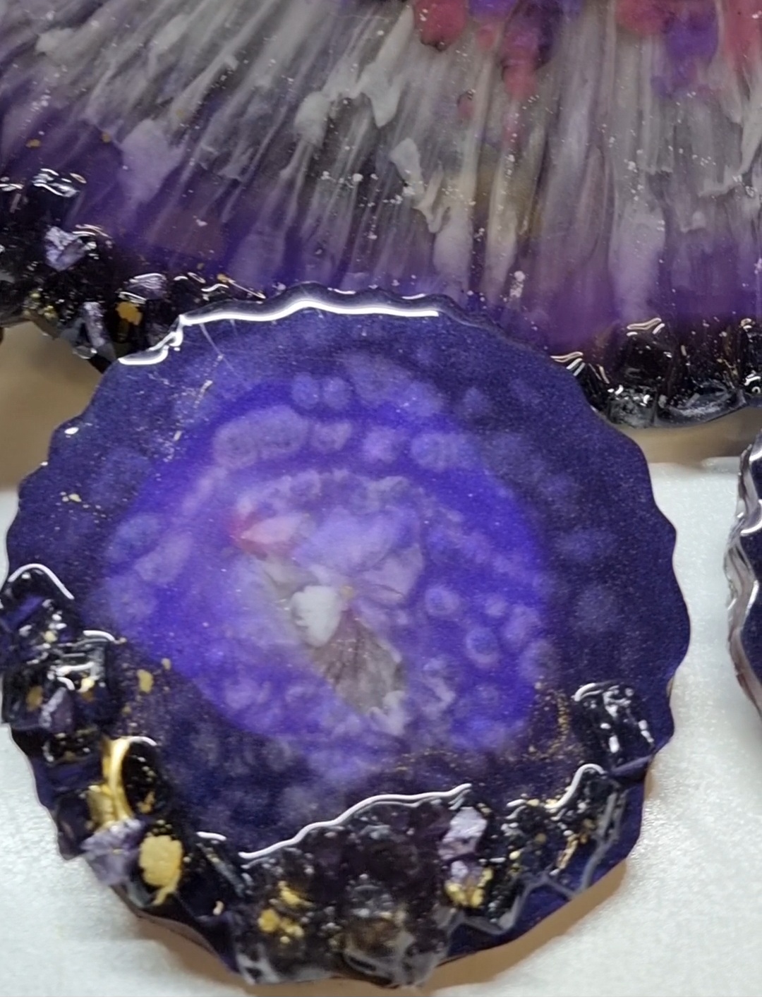 Set of purple epoxy-resin articles: tray with 2 coasters
