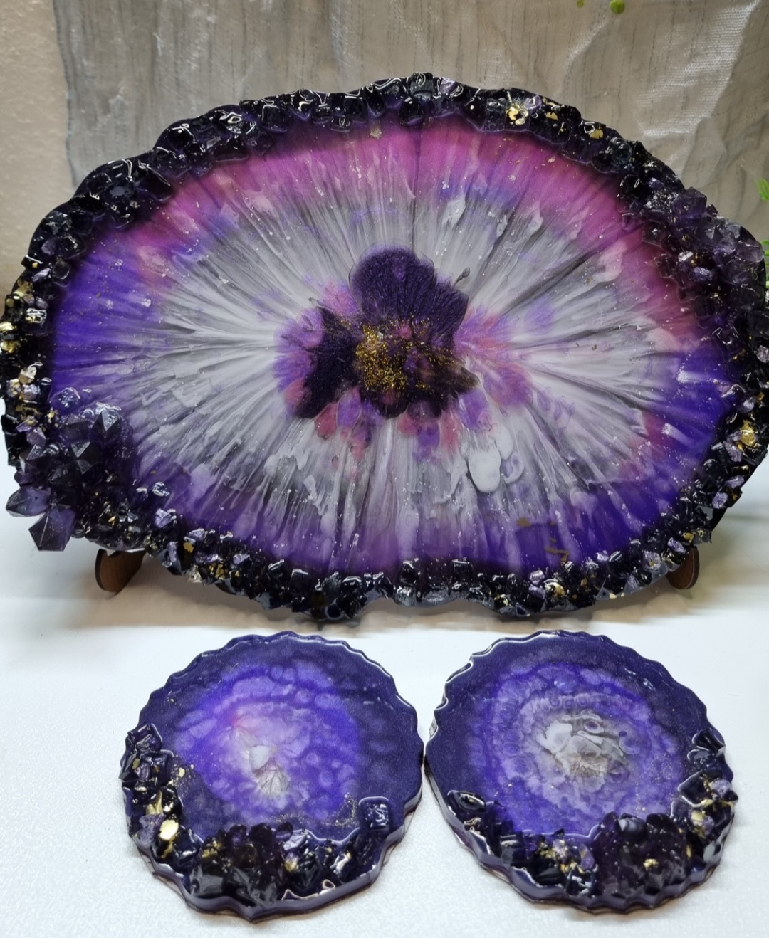 Set of purple epoxy-resin articles: tray with 2 coasters