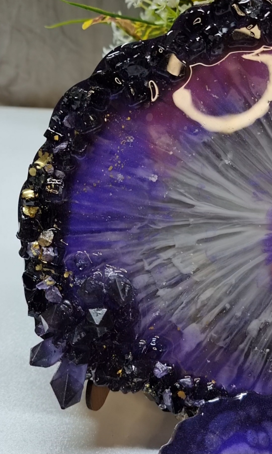 Set of purple epoxy-resin articles: tray with 2 coasters