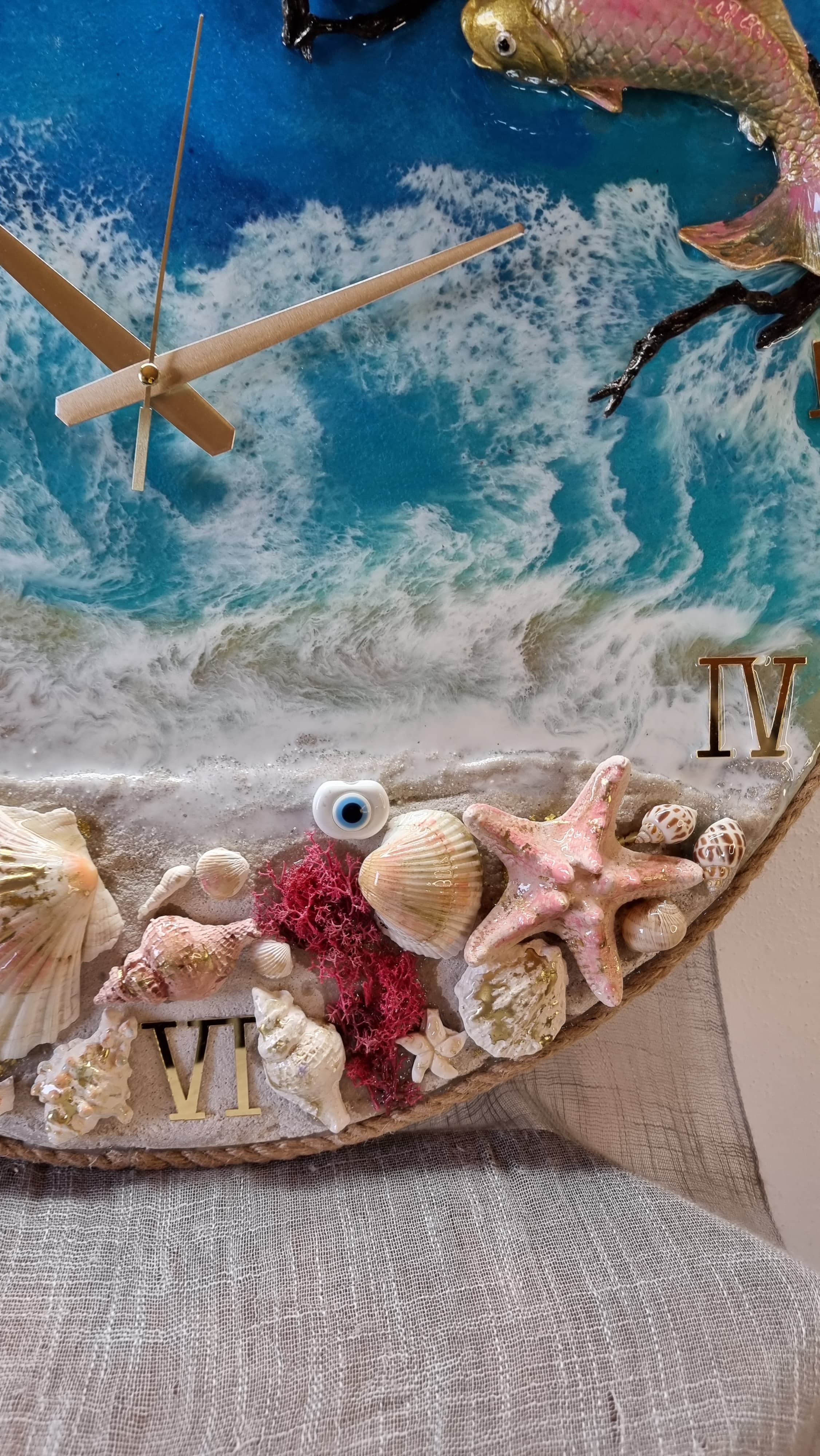 Sea-themed epoxy-resin coated clock featuring 2 fish, sea shells, starfish on a sandy beach. Diameters range from 14 to 23,8 inches. 