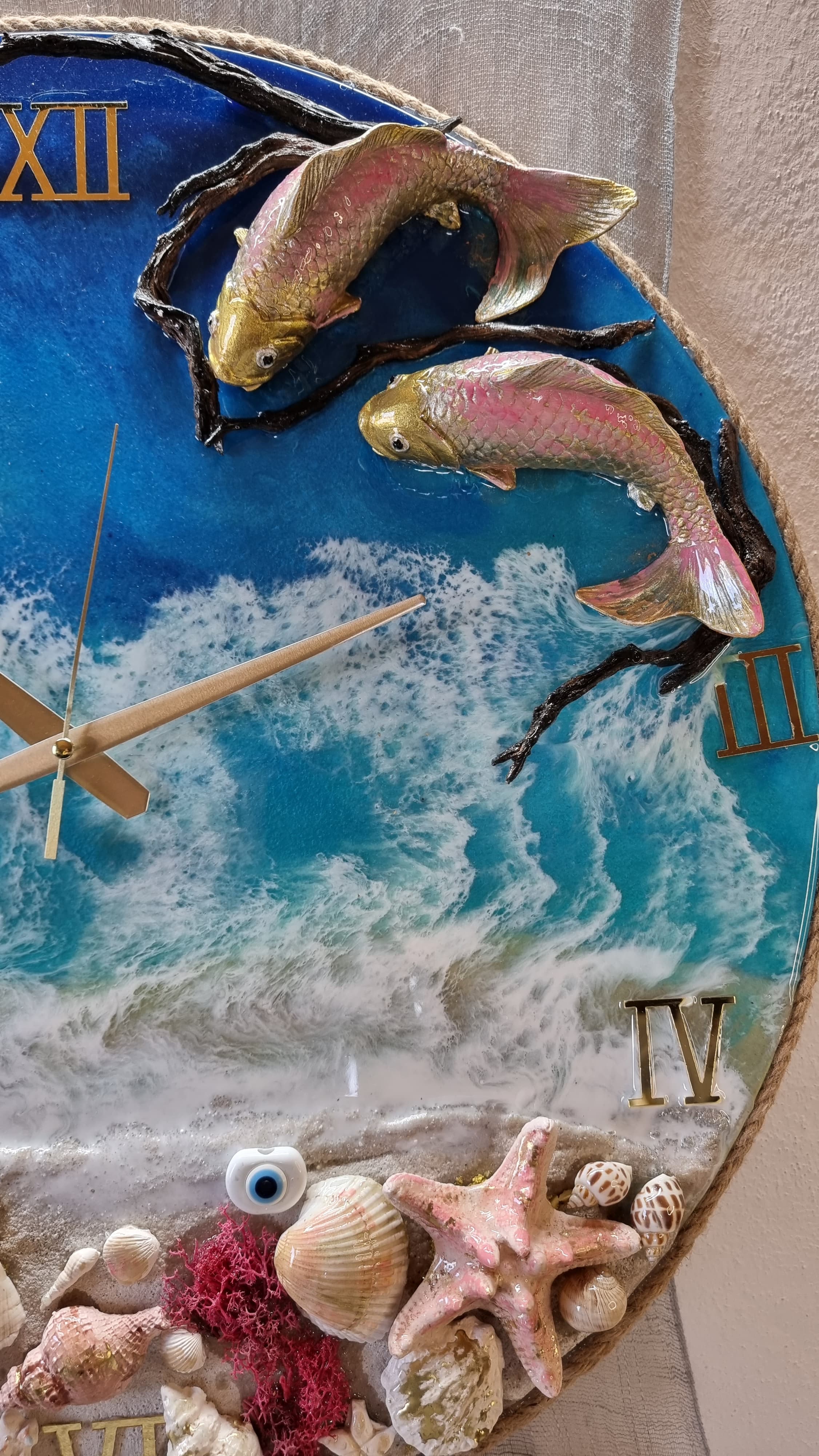 Sea-themed epoxy-resin coated clock featuring 2 fish, sea shells, starfish on a sandy beach. Diameters range from 14 to 23,8 inches. 