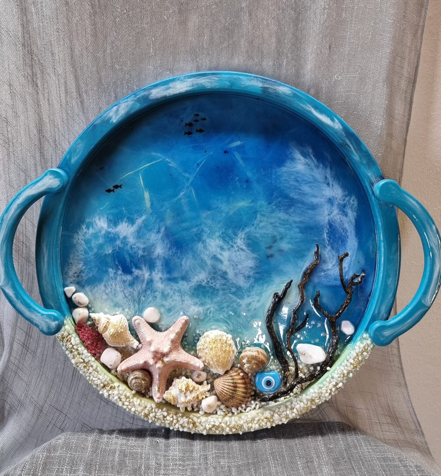 Sea themed epoxy-resin coated tray. Diameter: 40 cm. Weight: approx 1.2 kg.