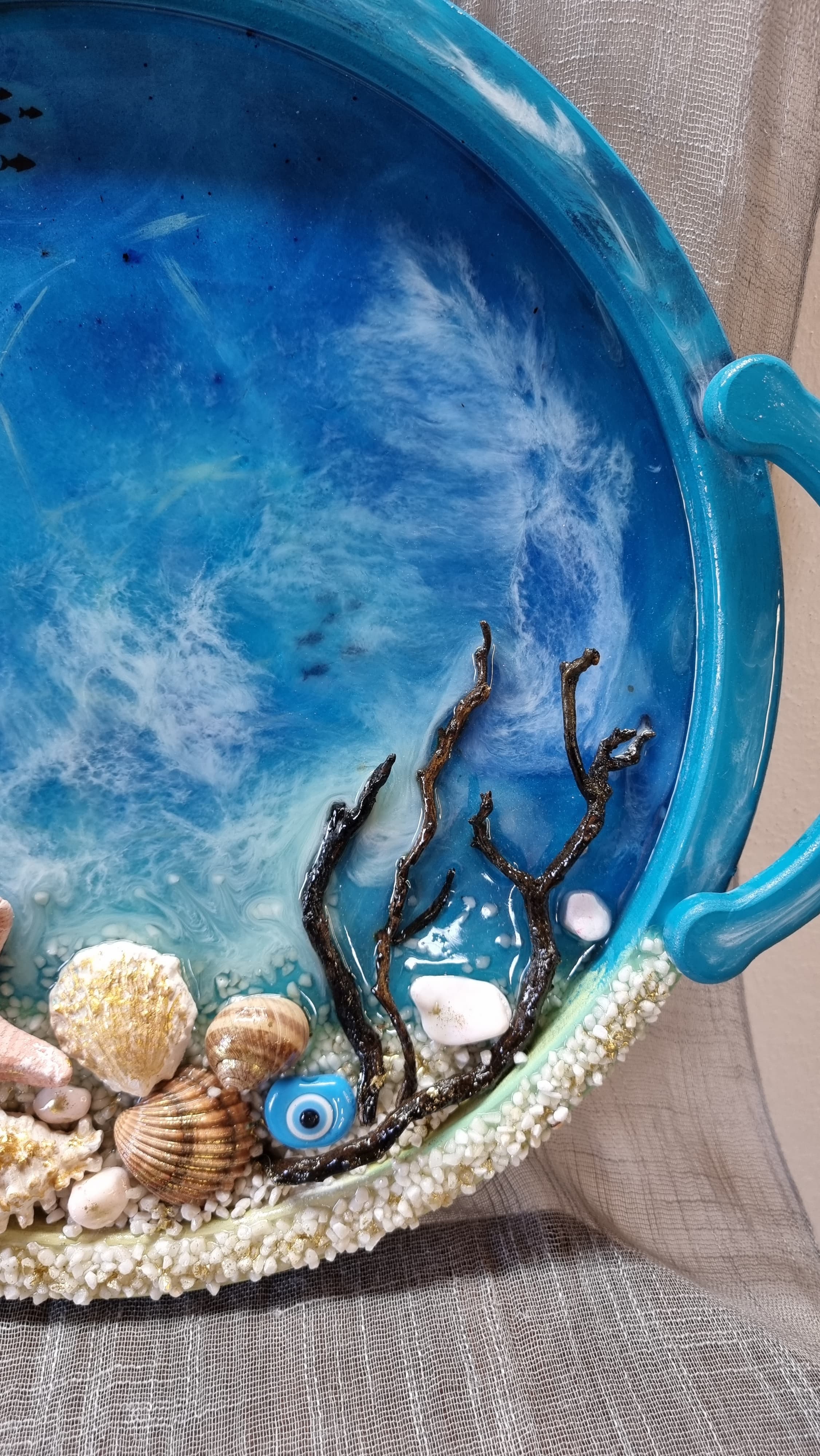 Sea themed epoxy-resin coated tray. Diameter: 40 cm. Weight: approx 1.2 kg.
