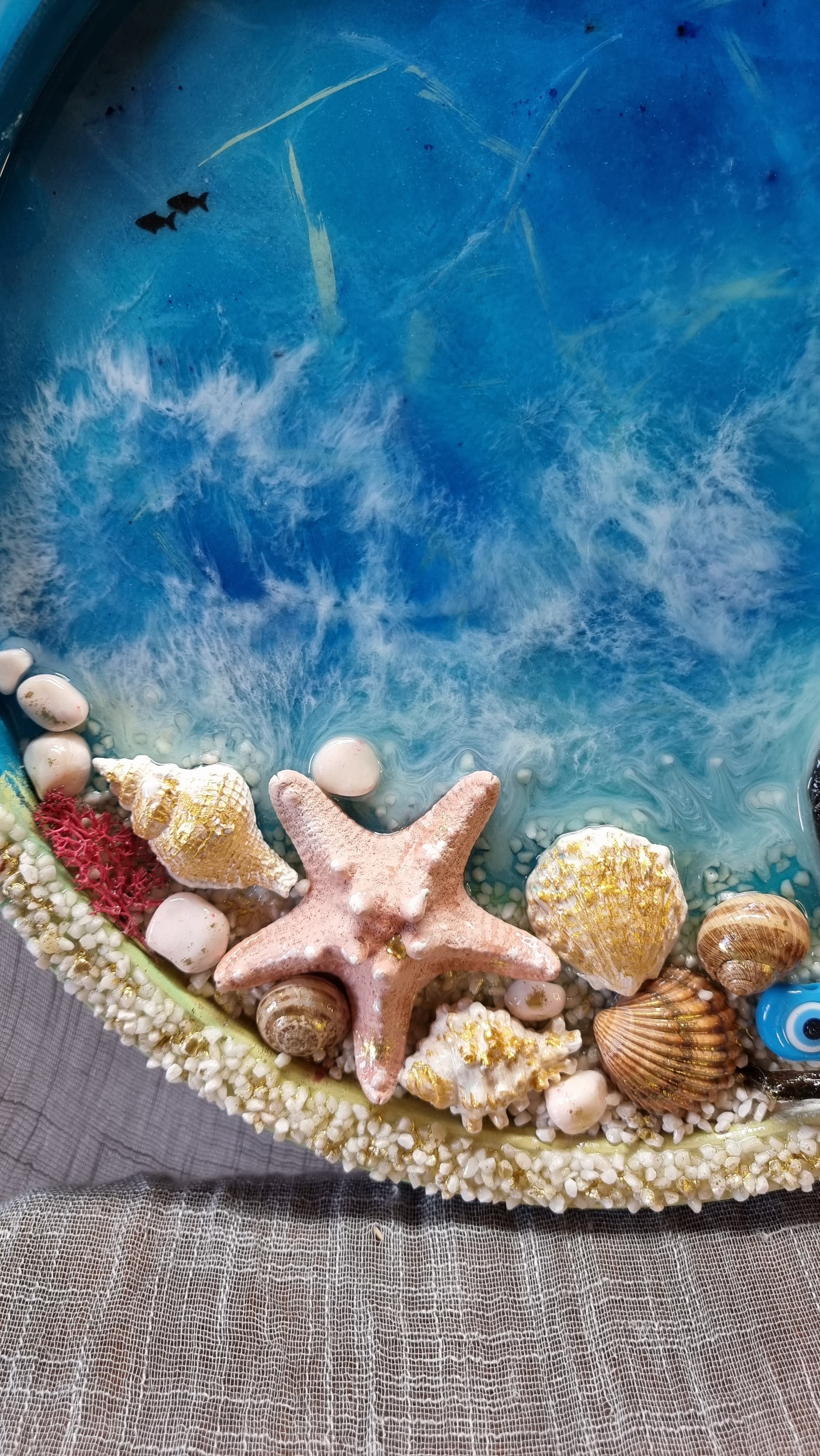 Sea themed epoxy-resin coated tray. Diameter: 40 cm. Weight: approx 1.2 kg.