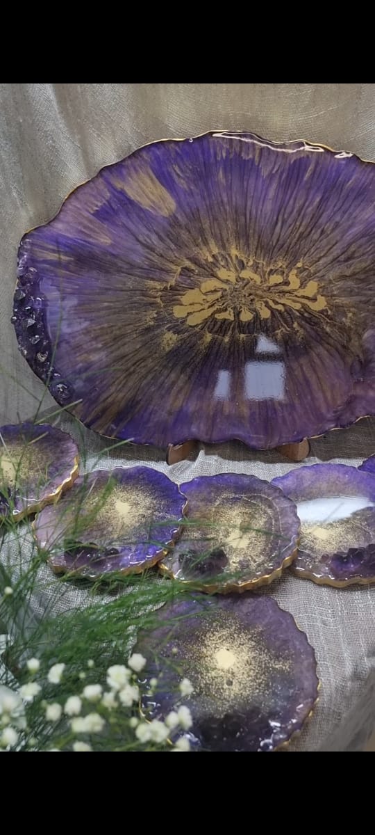 Set of purple epoxy-resin articles: tray with 6 coasters