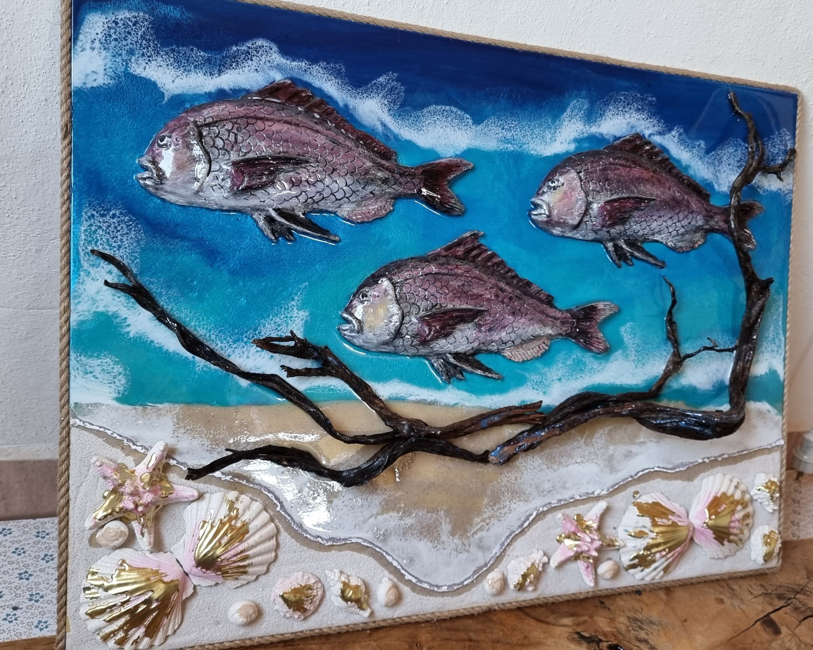 Epoxy-resin coated sea themed painting featuring 3 fishies. Dimensions: 80x60 cm. Weight: approx 5 kg.