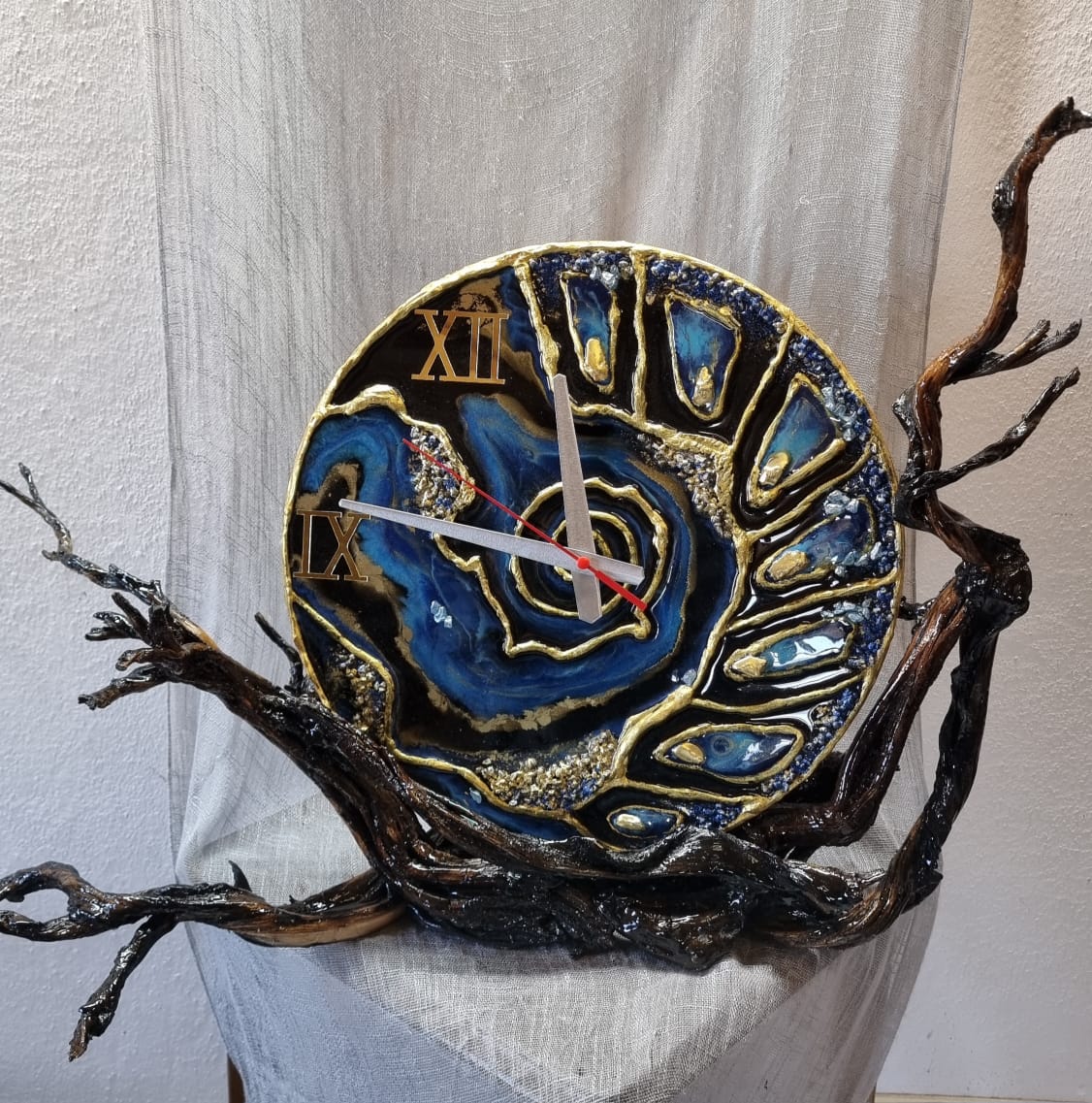 Epoxy-resin coated clock on a wooden base (varnished driftwood). Diameter: 35 cm. Weight: approx 2 kg.