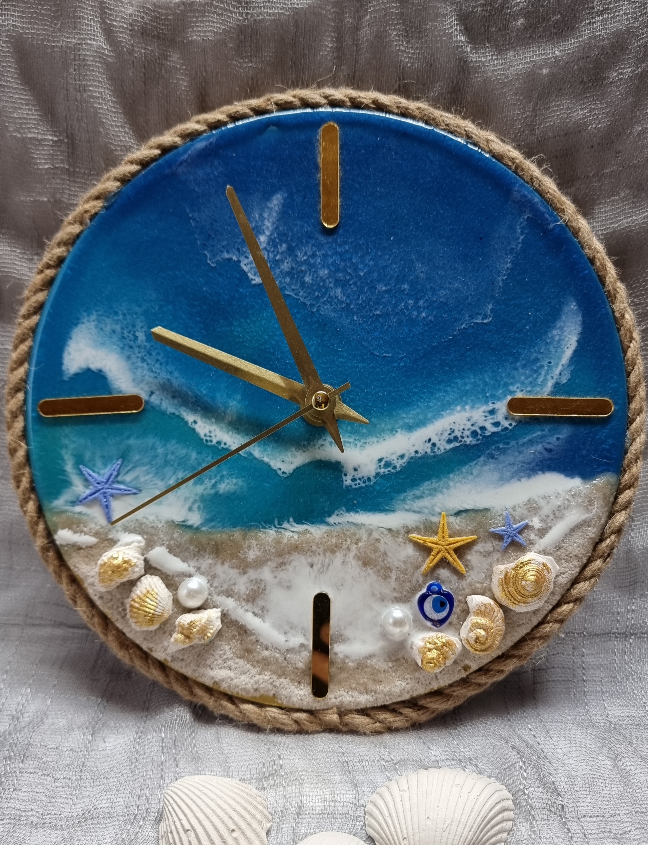 Sea-themed small-size epoxy-resin coated wall clock. Diameter: 20 cm.