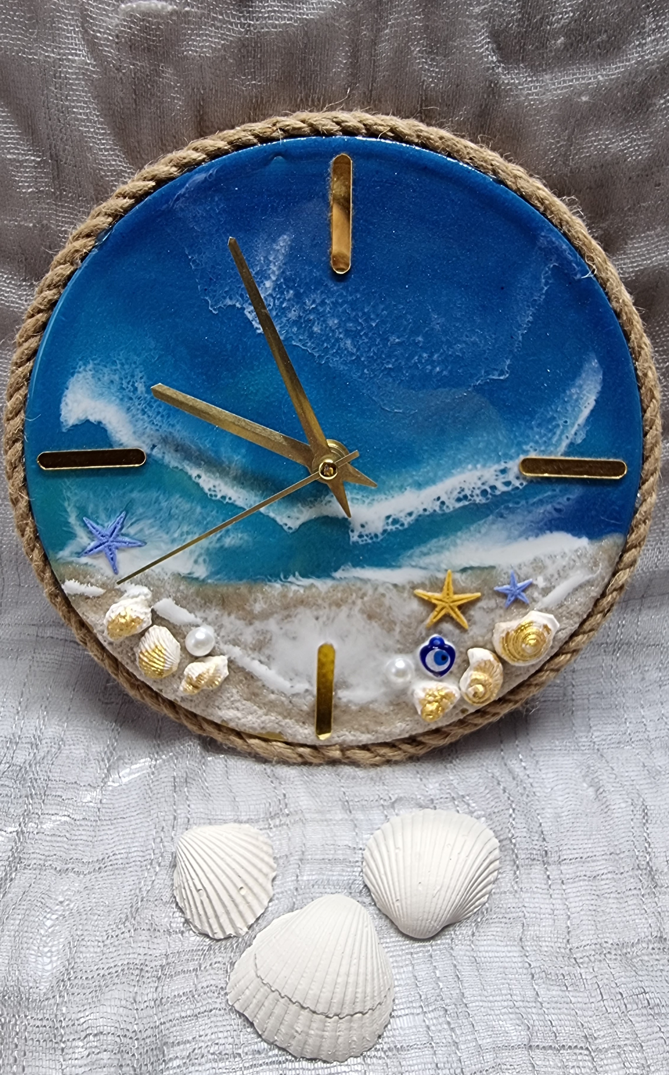 Sea-themed small-size epoxy-resin coated wall clock. Diameter: 20 cm.