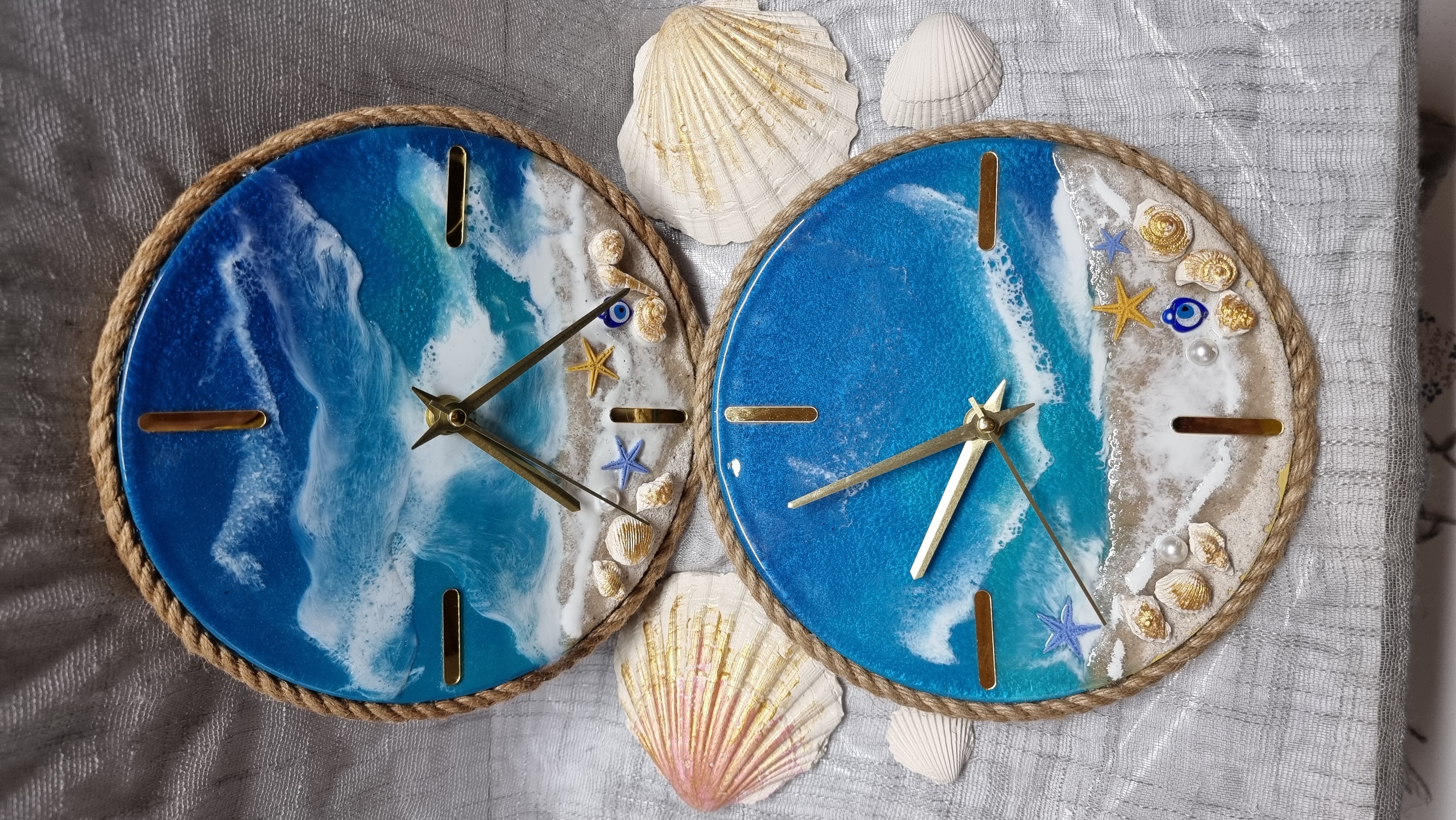 Sea-themed small-size epoxy-resin coated wall clock. Diameter: 20 cm.