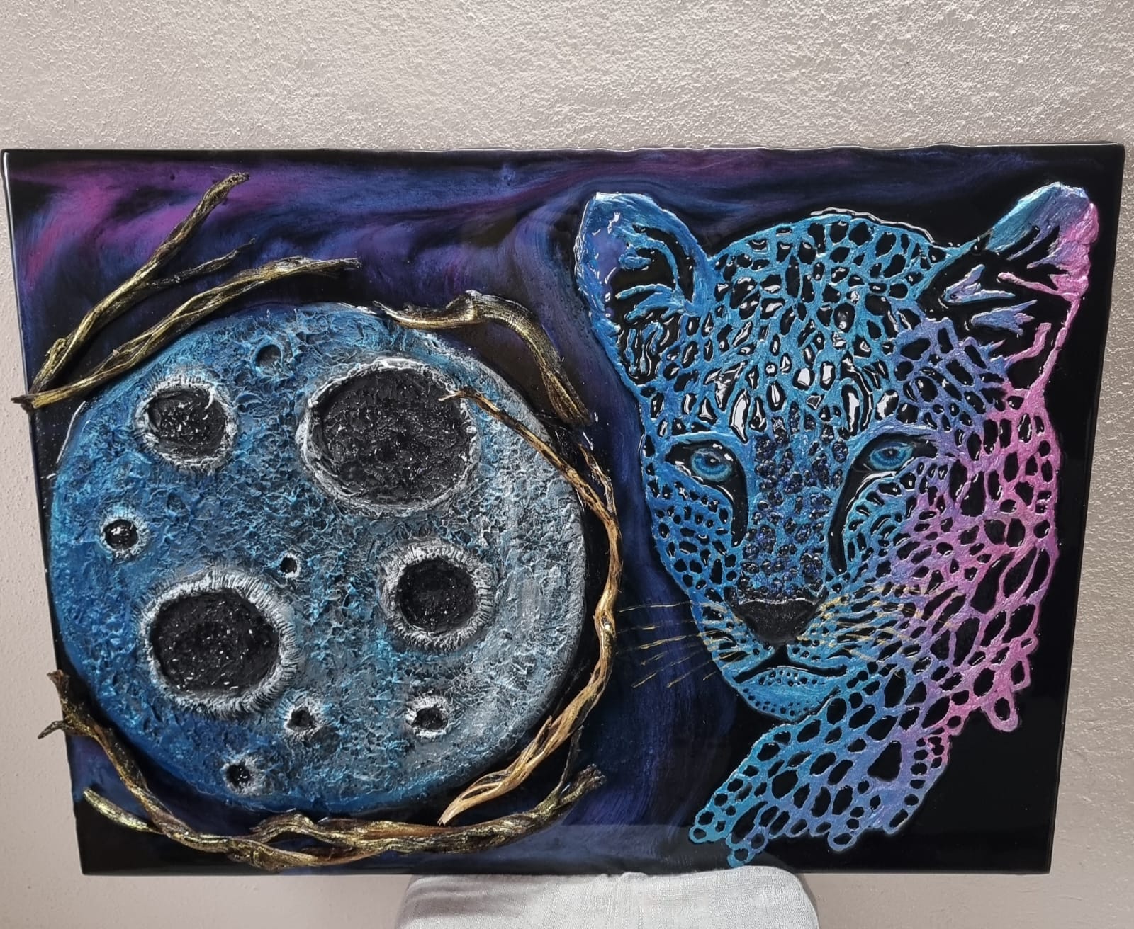 Epoxy-resin painting featuring moon and leopard. Dimensions: 80x60 cm. Weight: approx 5 kg.