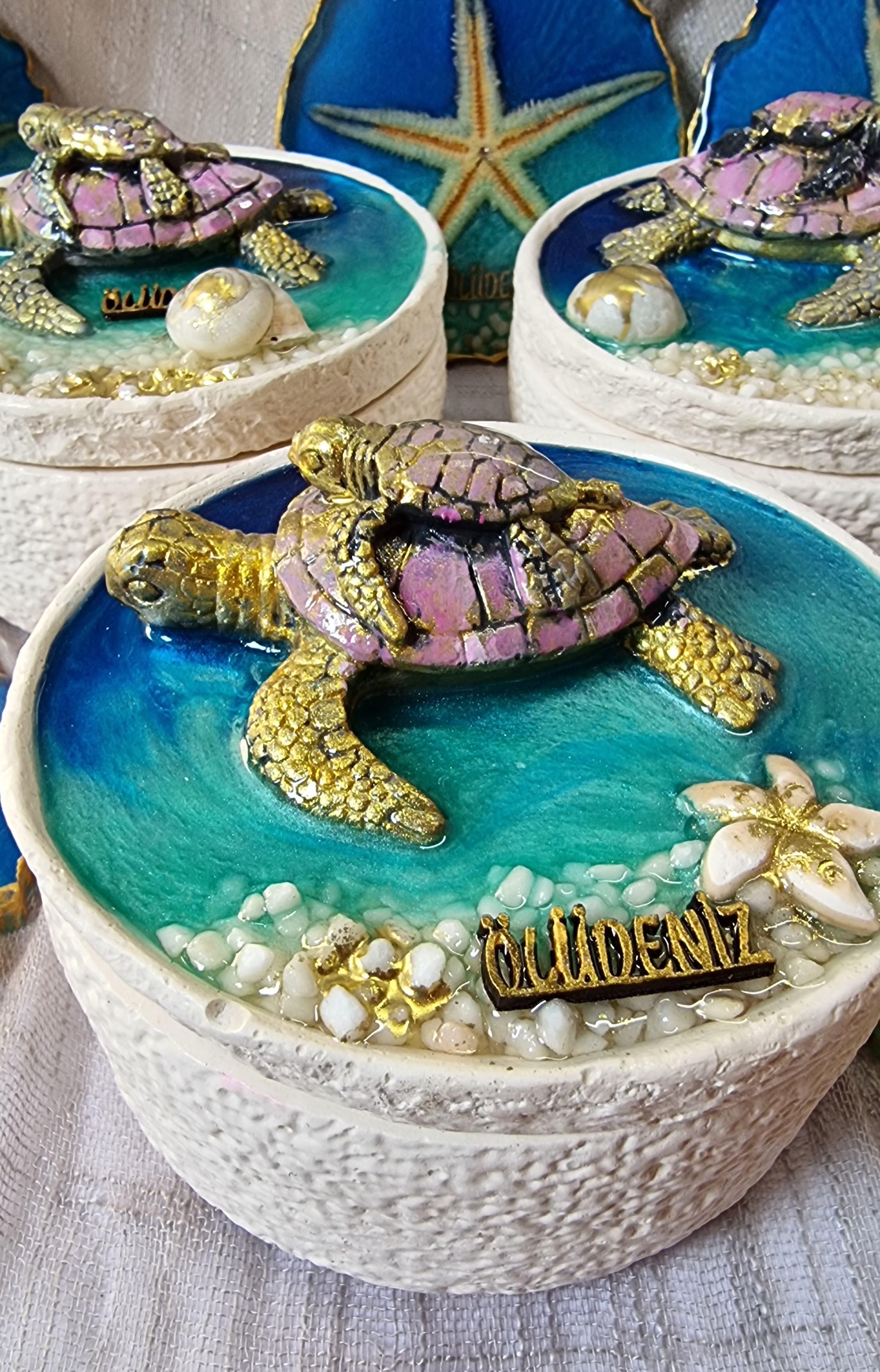 Big-size strawberry-scented candle with a sea themed lid featuring turtle and oludeniz name
