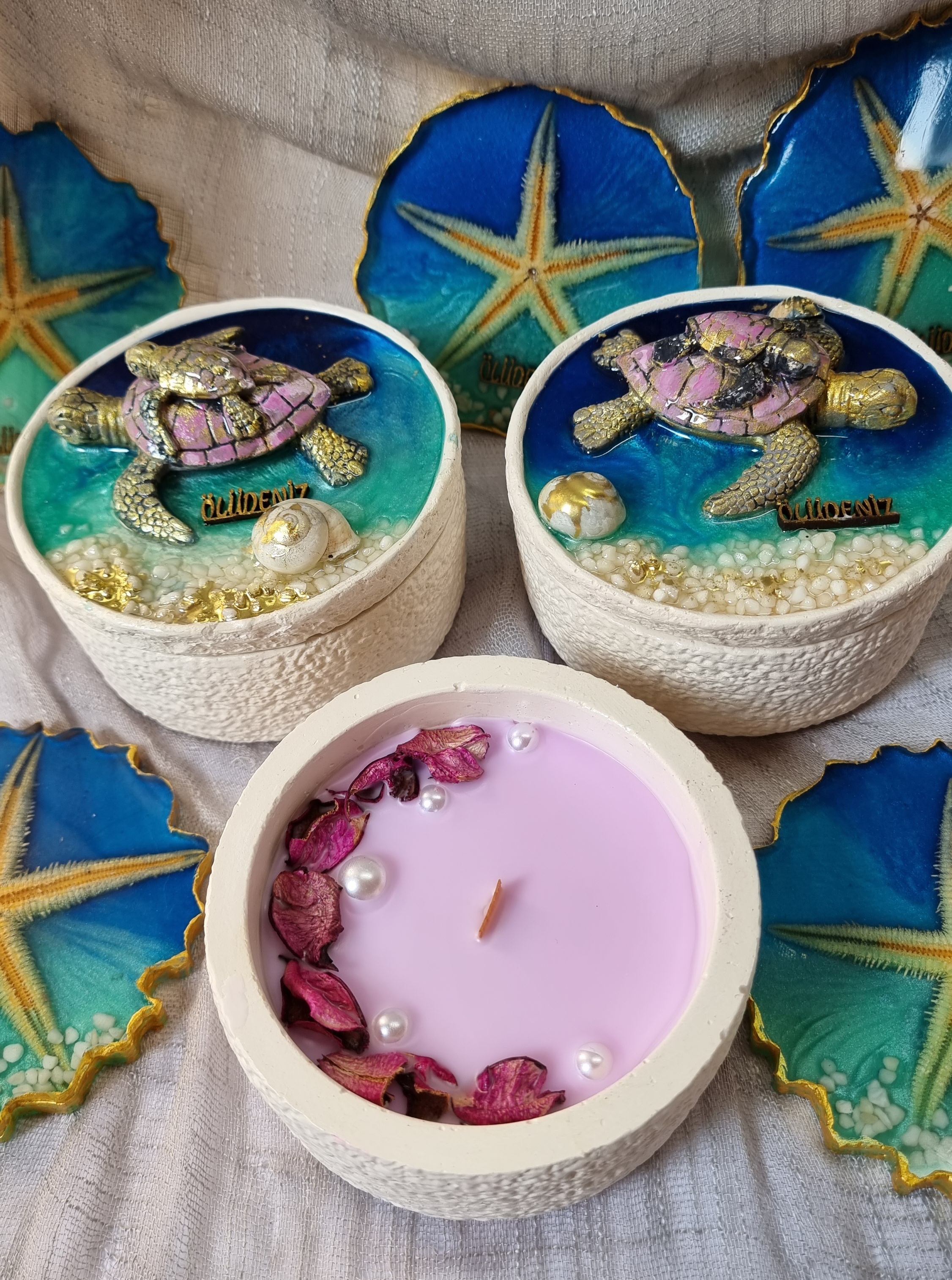 Big-size strawberry-scented candle with a sea themed lid featuring turtle and oludeniz name