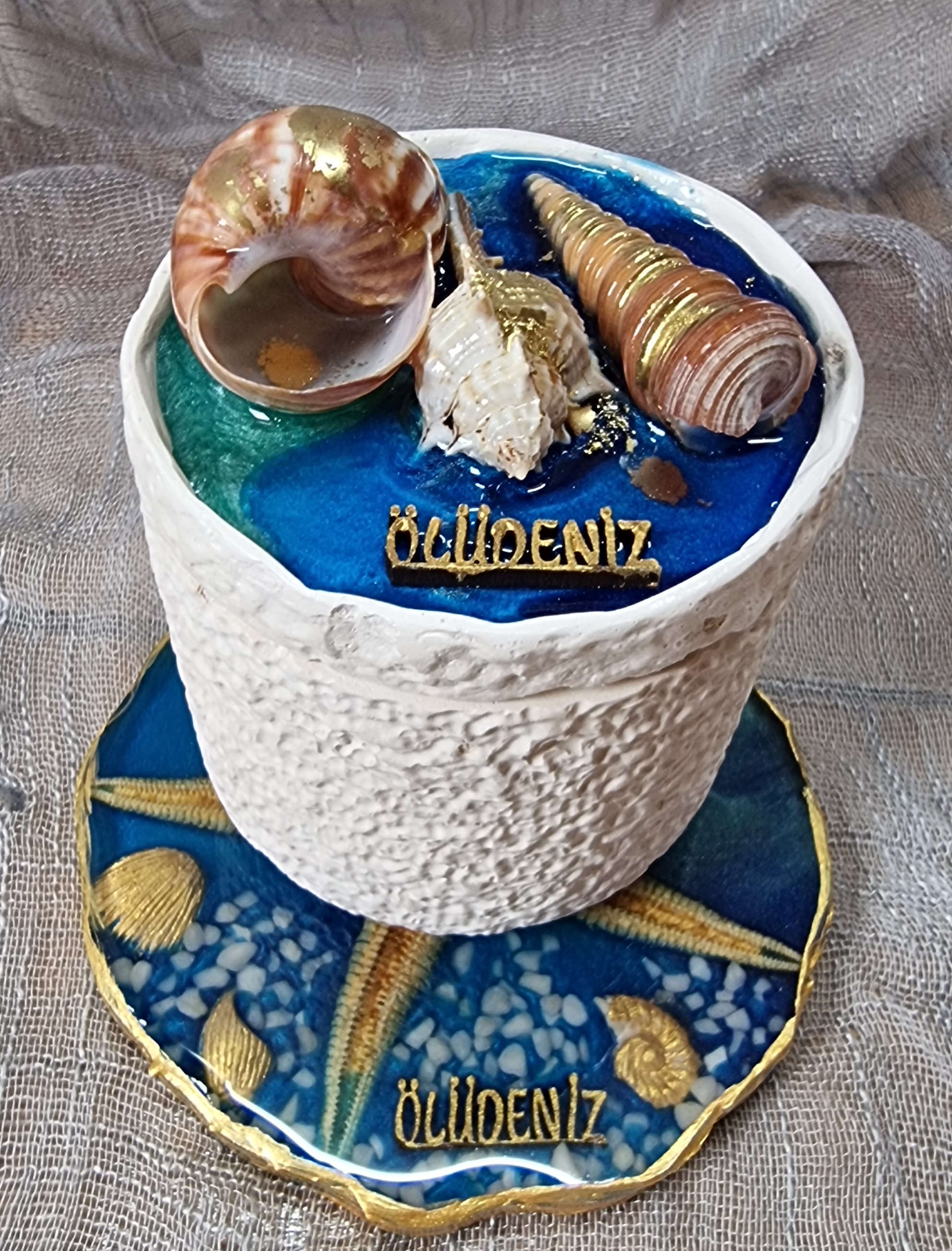 Scented round candle with the lid featuring natural sea shells and Oludeniz name (medium-size)