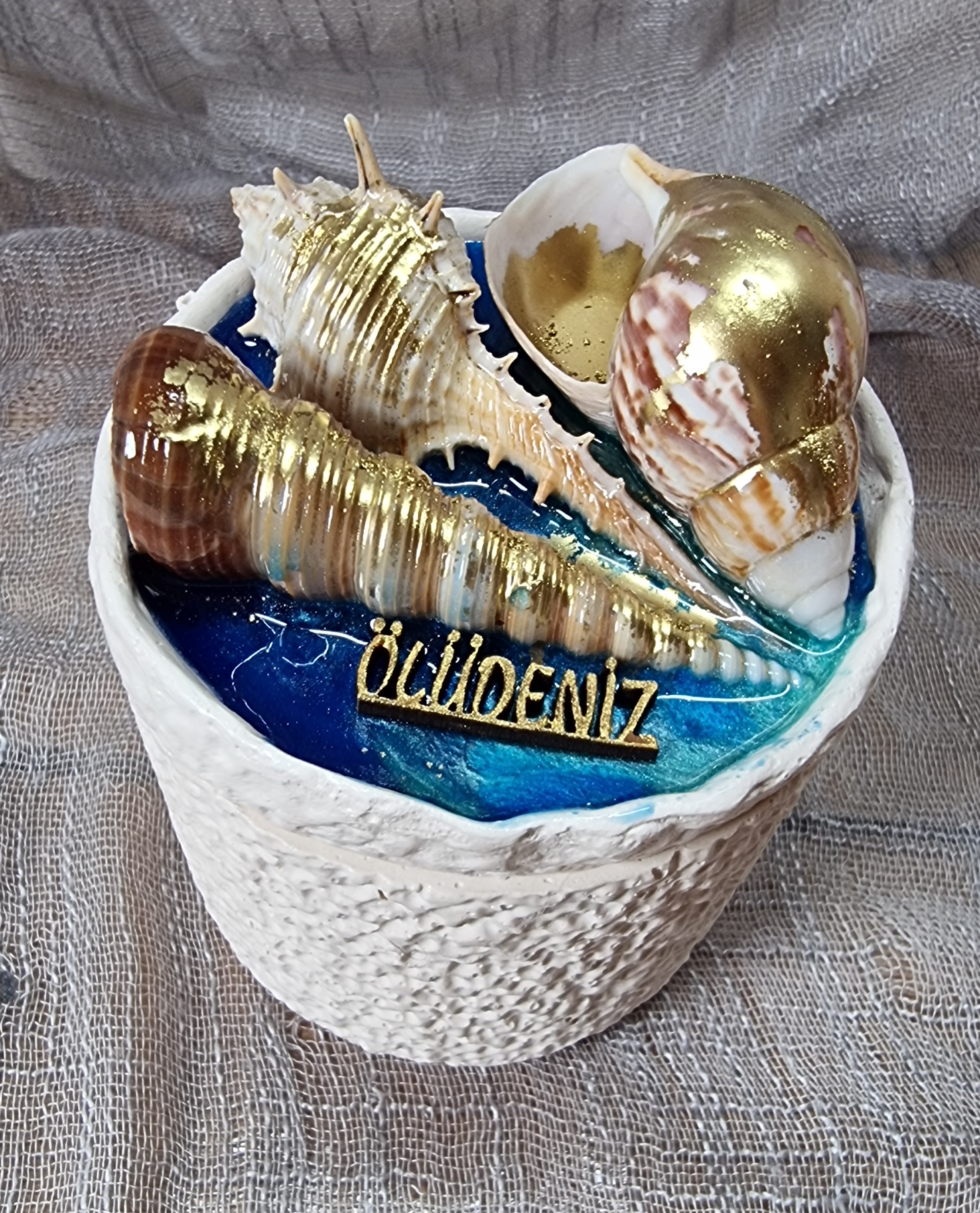 Scented round candle with the lid featuring natural sea shells and Oludeniz name (medium-size)