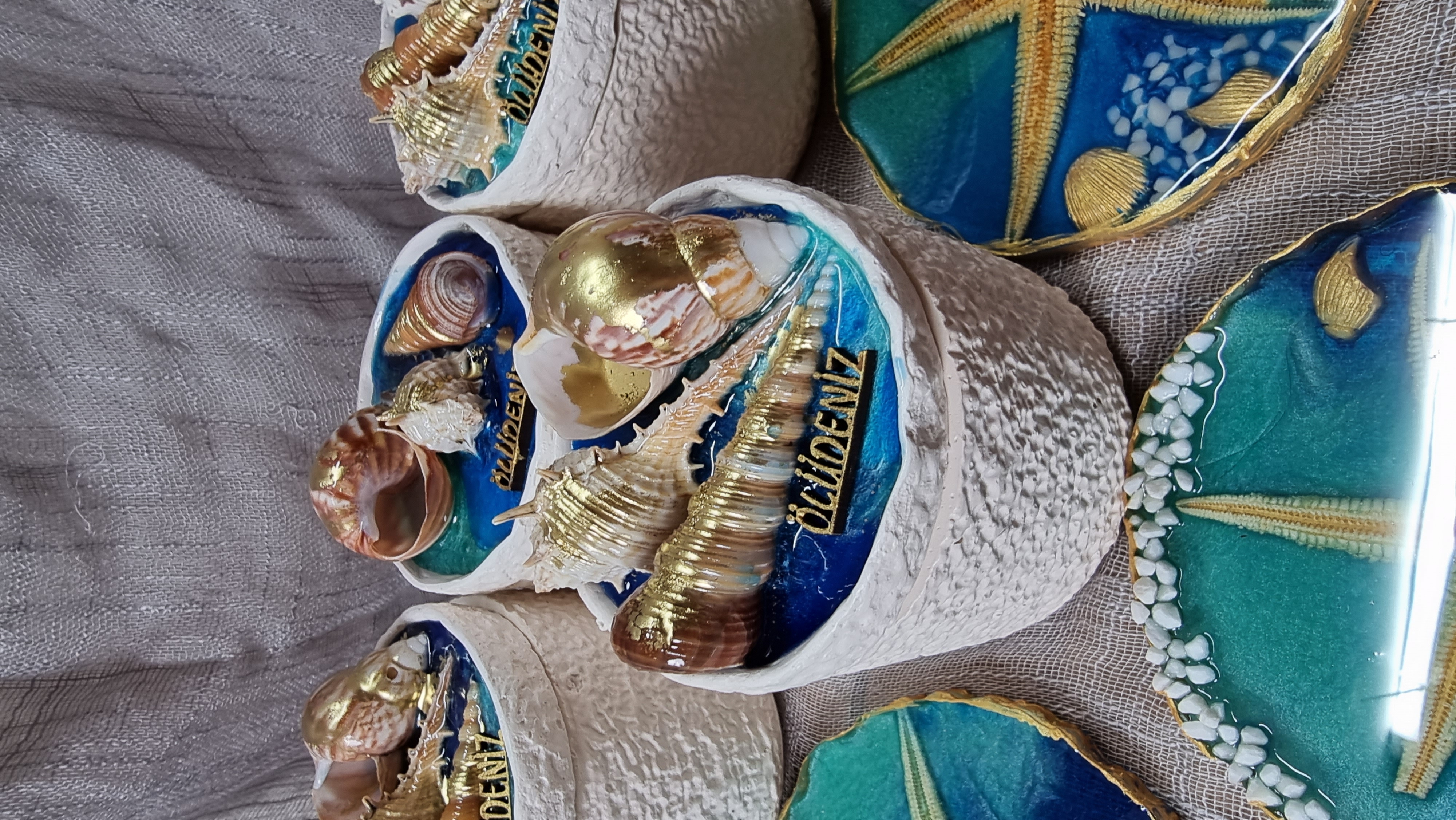 Scented round candle with the lid featuring natural sea shells and Oludeniz name (medium-size)