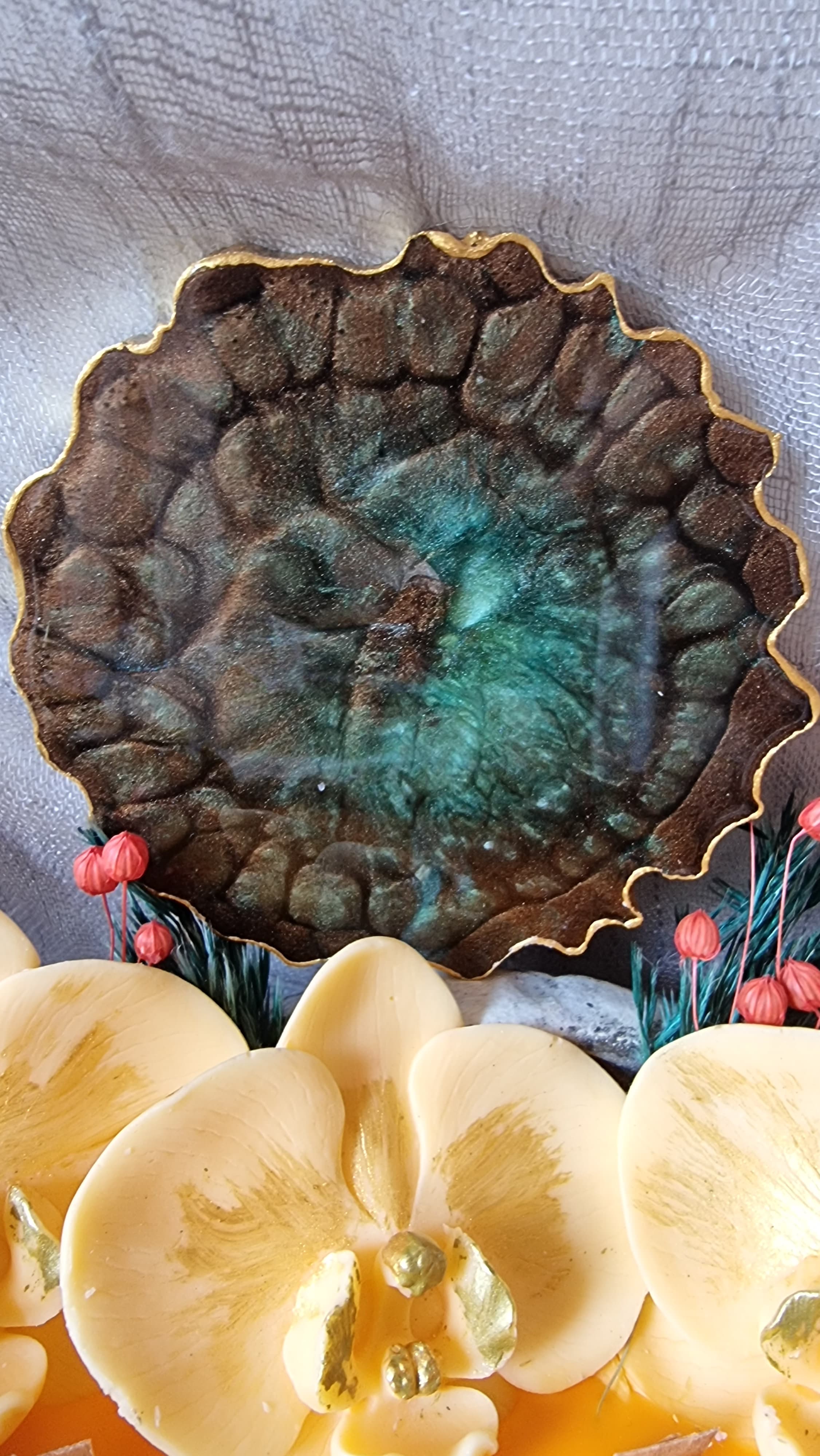 Epoxy-resin coasters in brown-and-emerald-green colour 