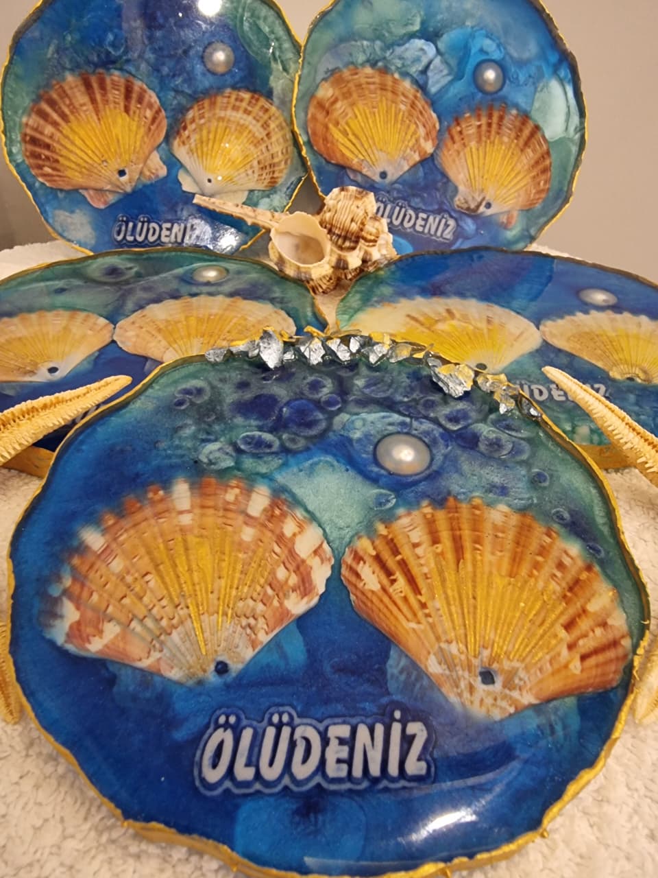 Epoxy-resin coasters featuring natural seashells