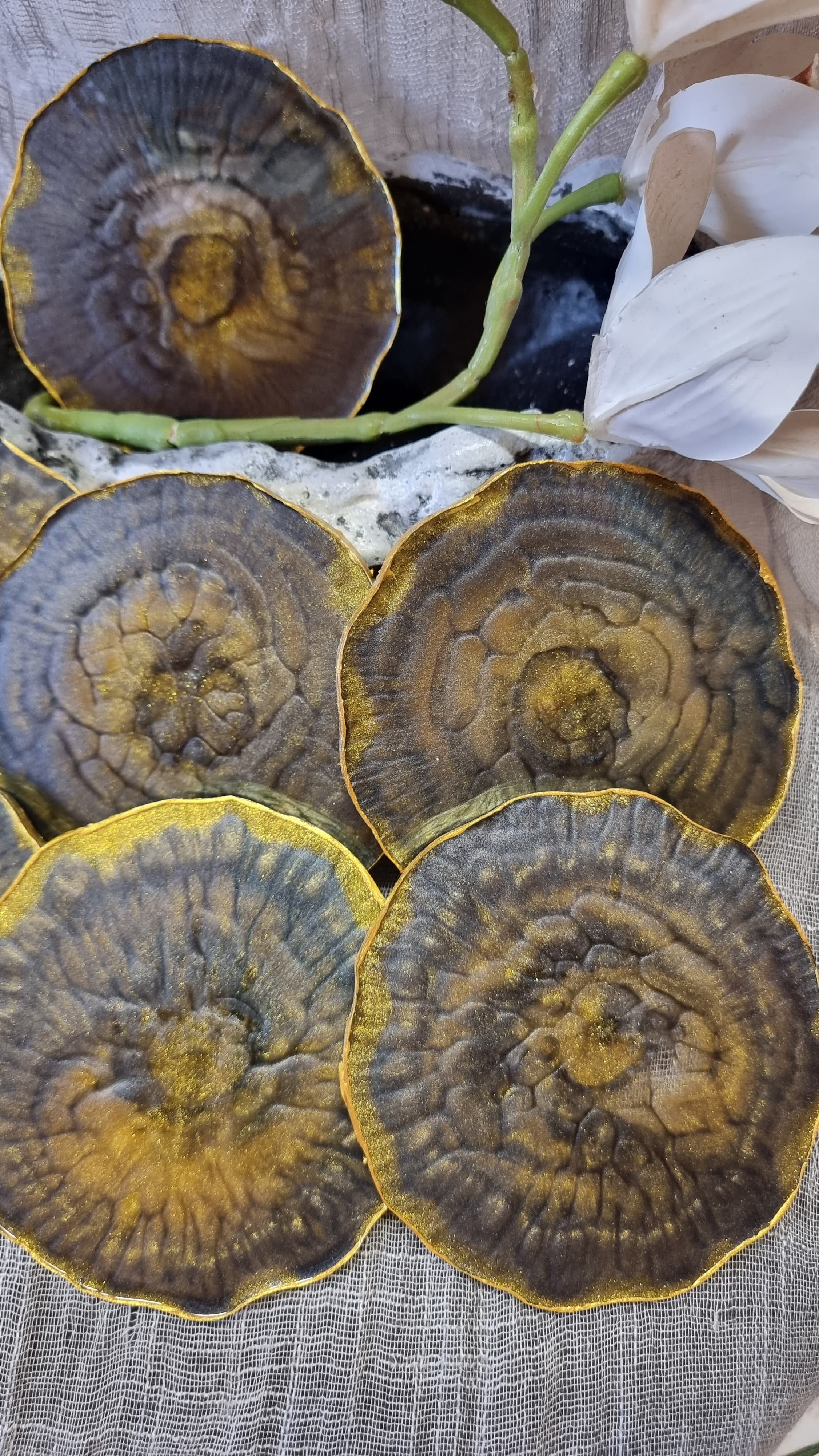 Epoxy-resin coasters in black-and-yellow colour 