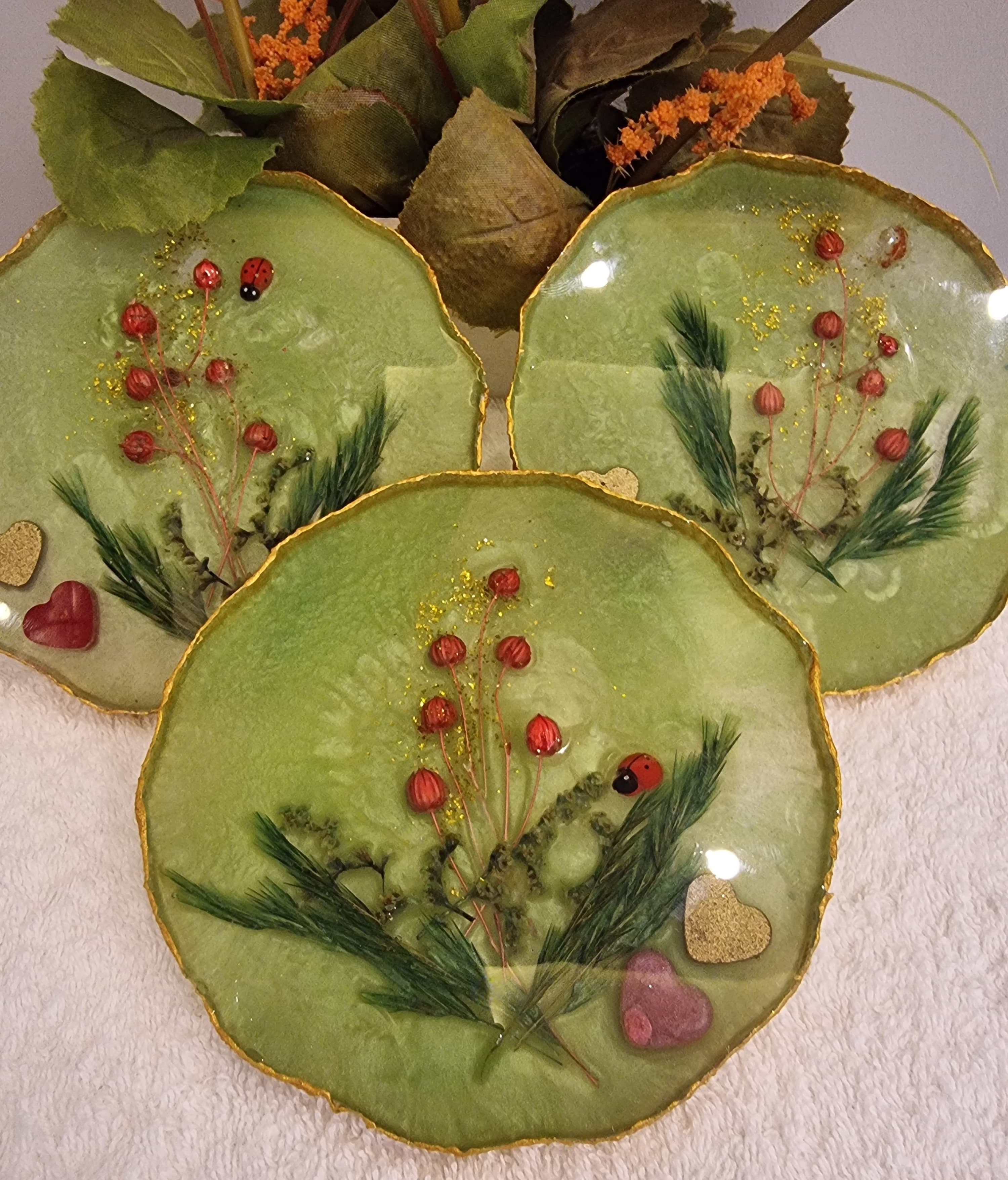Epoxy-resin coasters in light-green colour featuring grass and flowers
