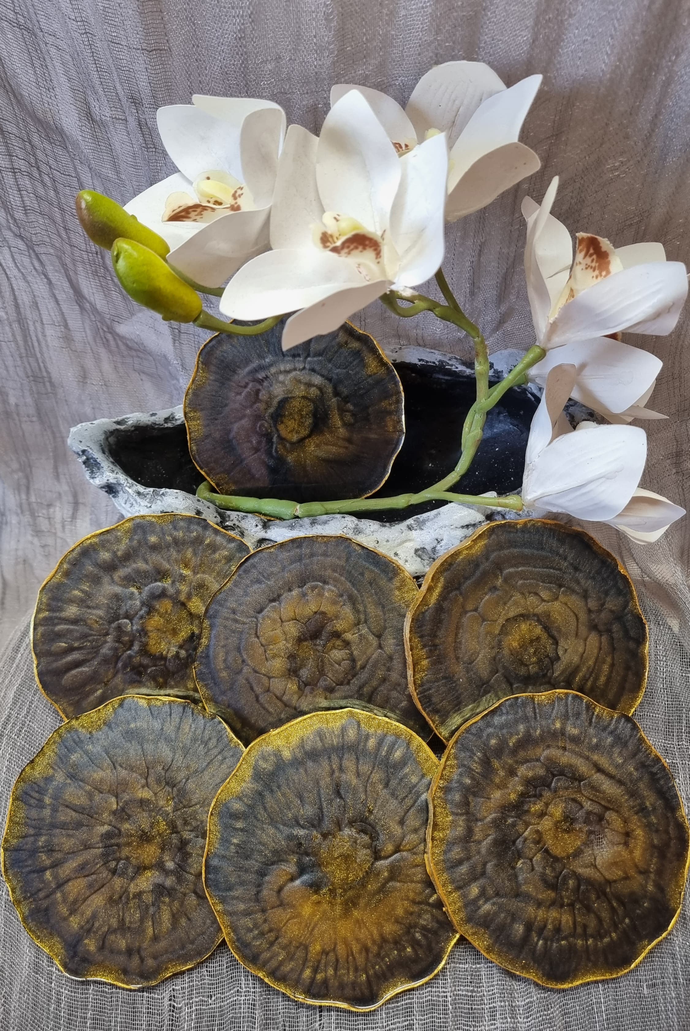 Epoxy-resin coasters in black-and-yellow colour 