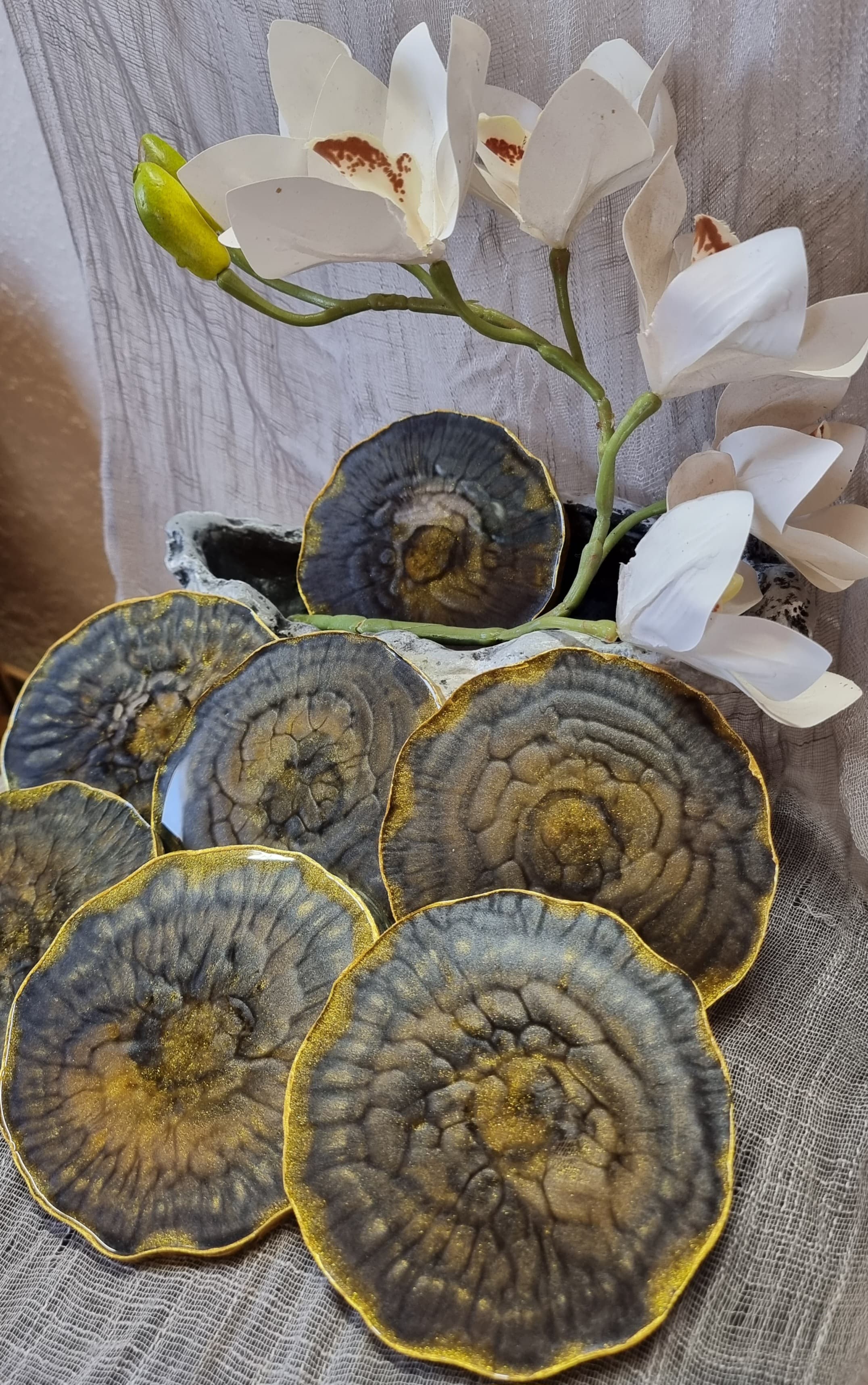 Epoxy-resin coasters in black-and-yellow colour 