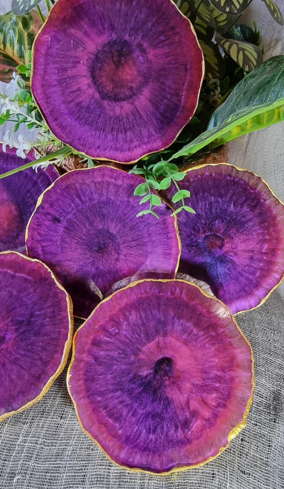 Epoxy-resin coasters in magenta colour 