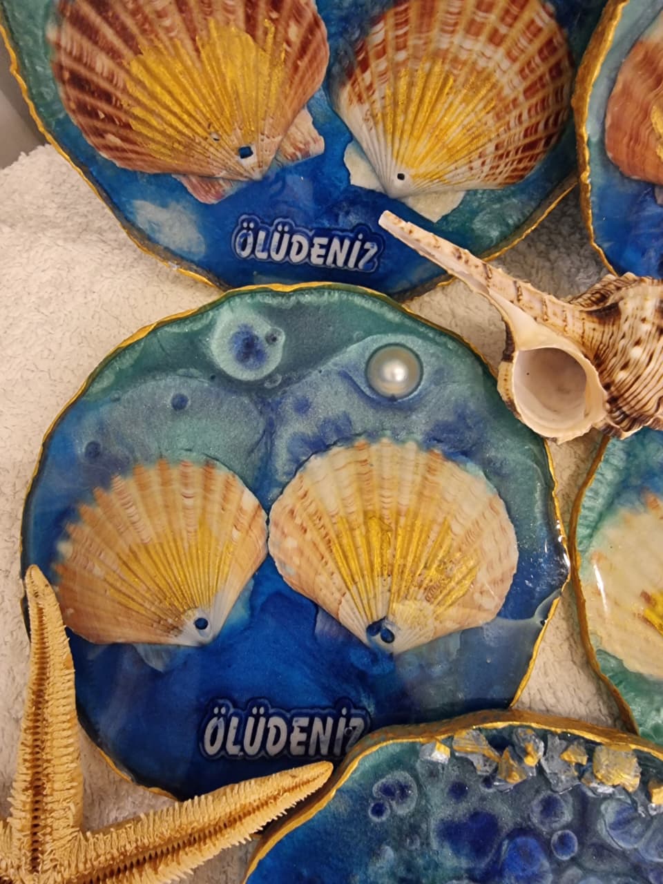 Epoxy-resin coasters featuring natural seashells