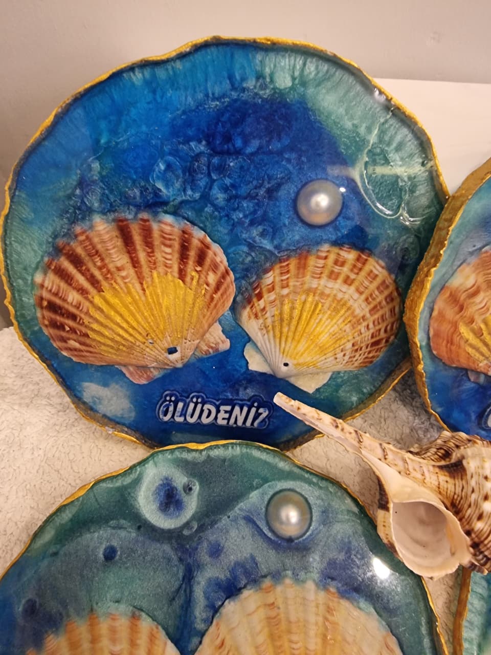 Epoxy-resin coasters featuring natural seashells